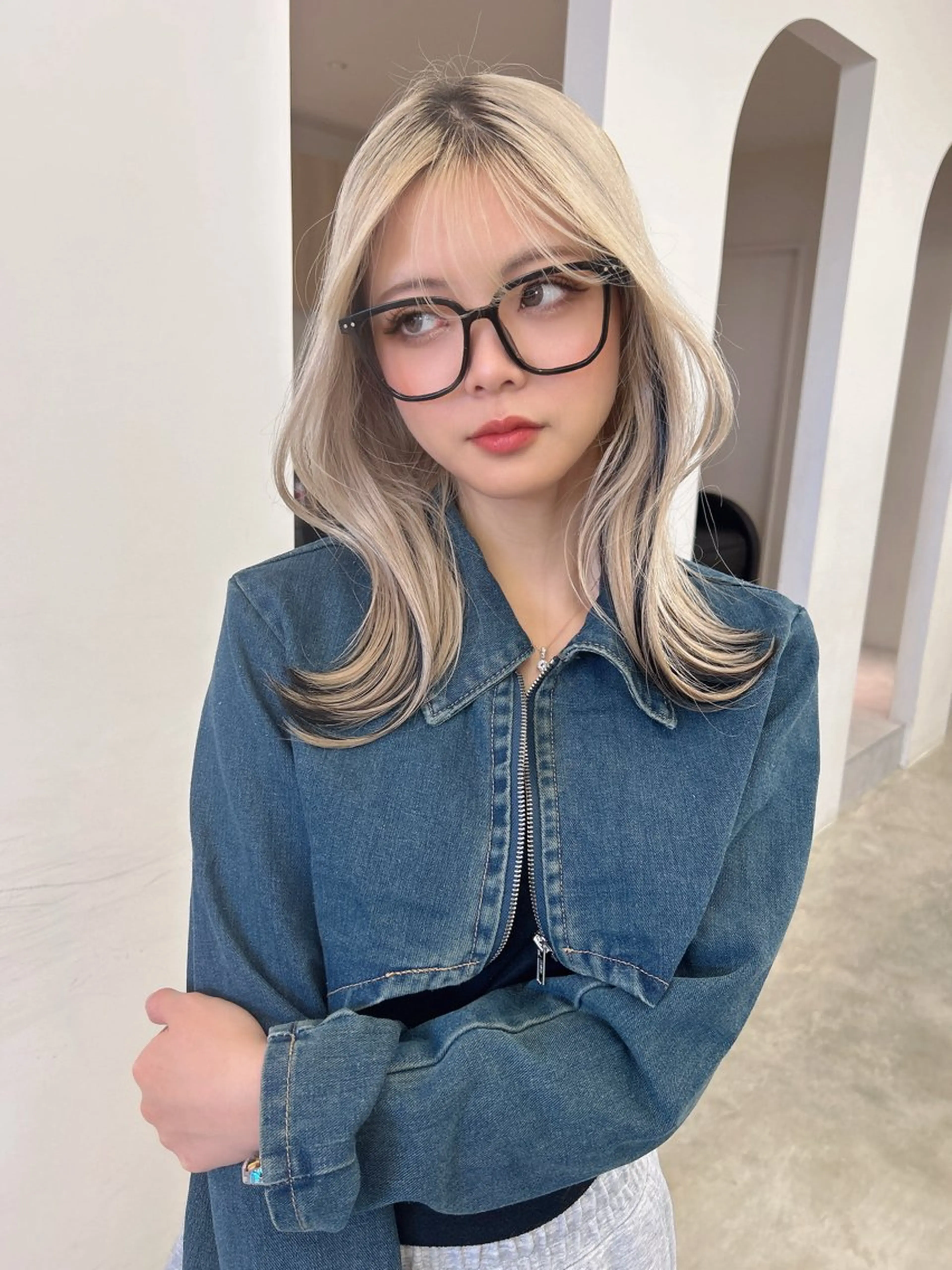 ミディアム カラー ミディアムレイヤー ベージュカラー ブリーチ デザインカラー ミルクティーベージュ ヘアカラー noa  🦋 ブリーチ/暖色のヘアスタイル