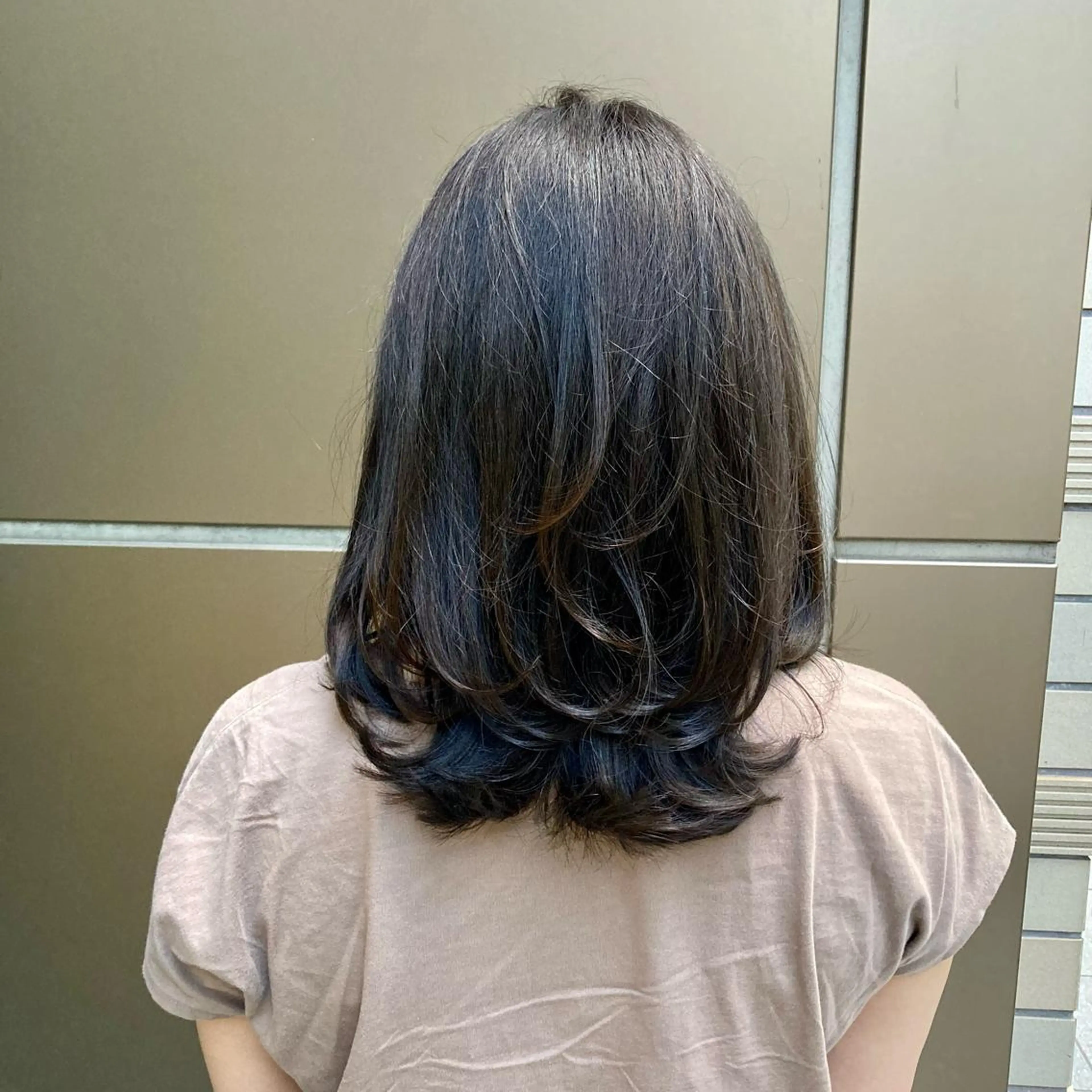 セミロング カラー グレージュ 松岡 知のヘアスタイル