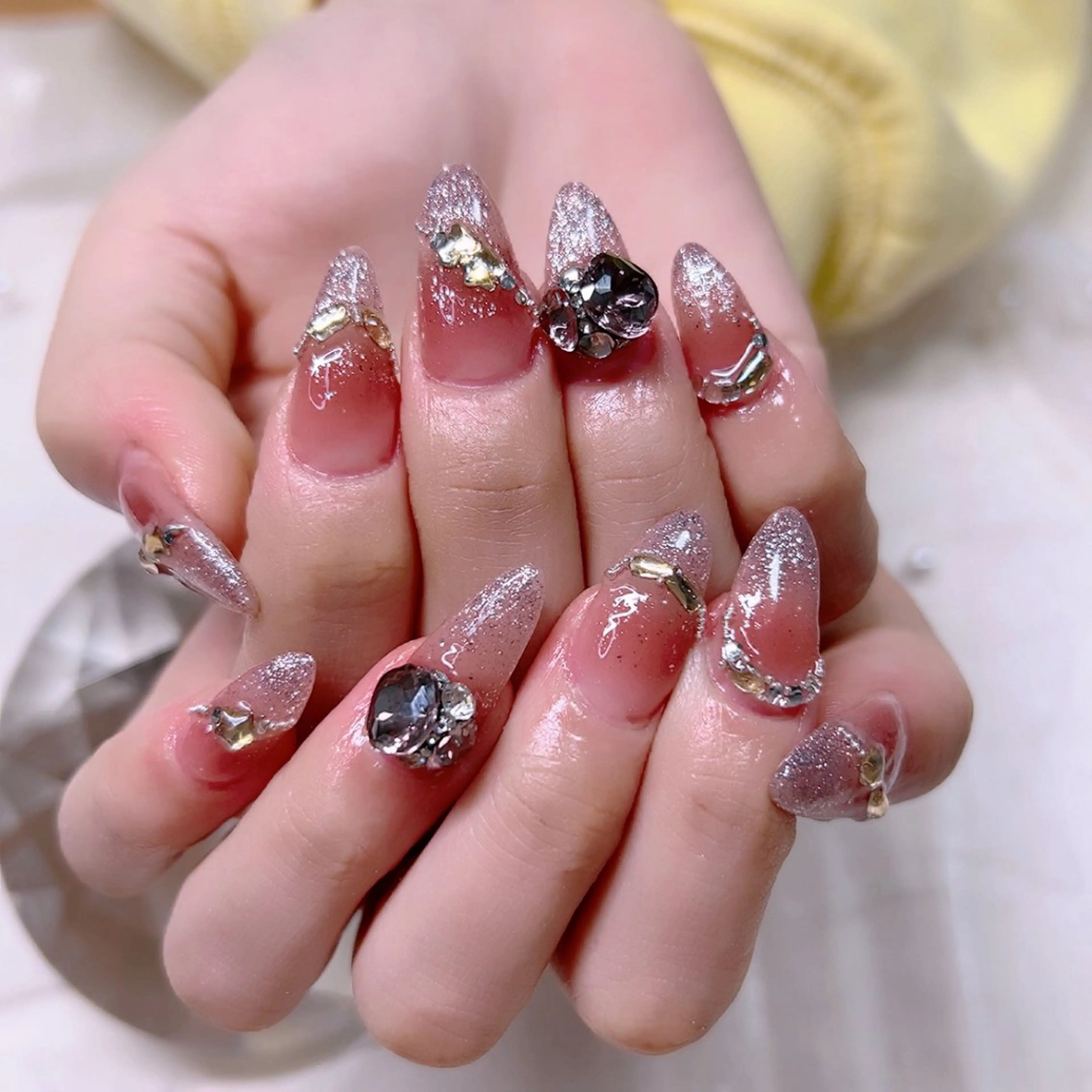 ネイル チークネイル キラキラネイル ラメ(グリッター) ラメグラデーション Cute Tips nailのネイルデザイン