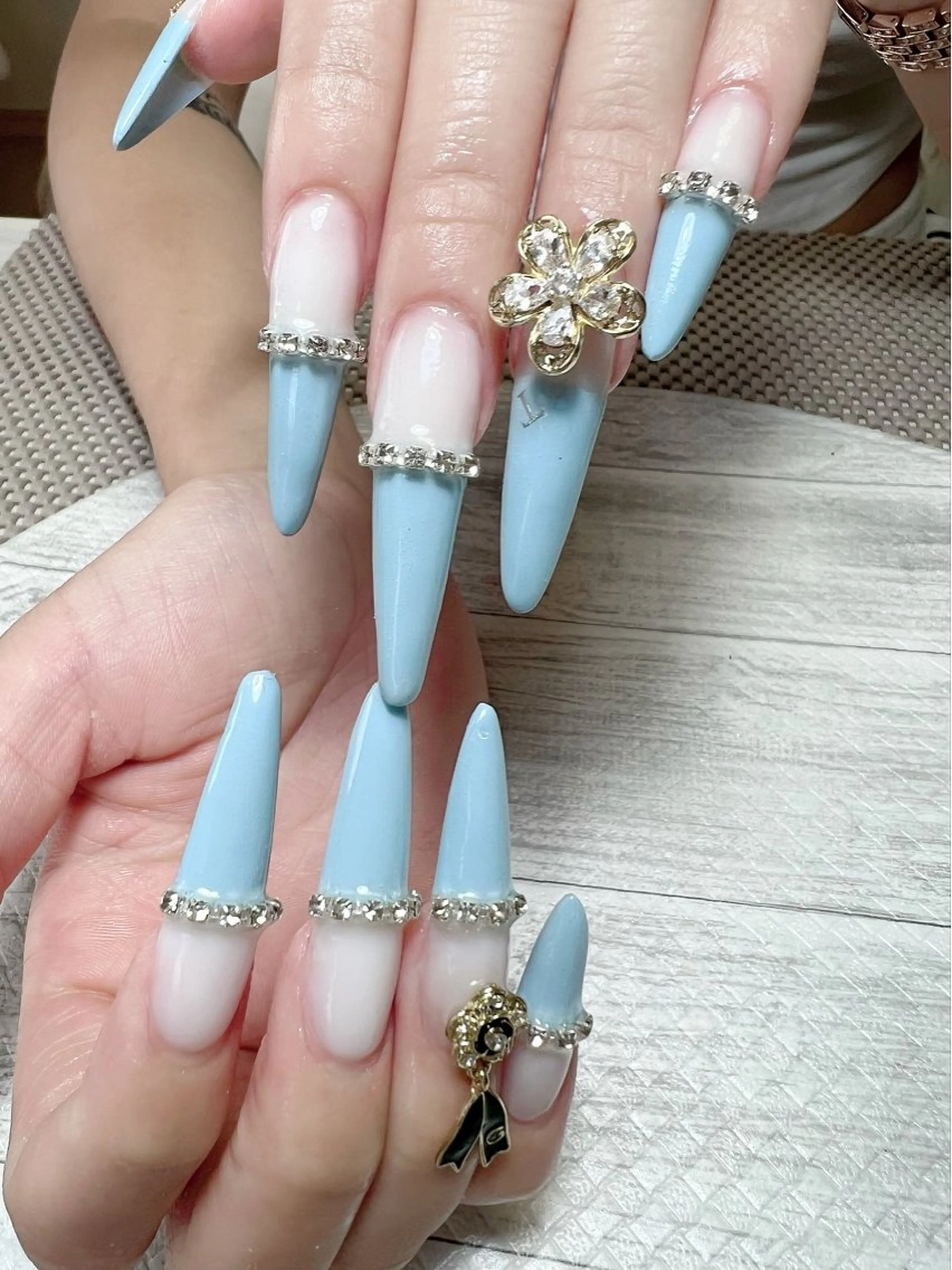 ネイル ブルー ロングネイル スカルプネイル ストーンネイル ハンドネイル シェヌネイル JURAのネイルデザイン