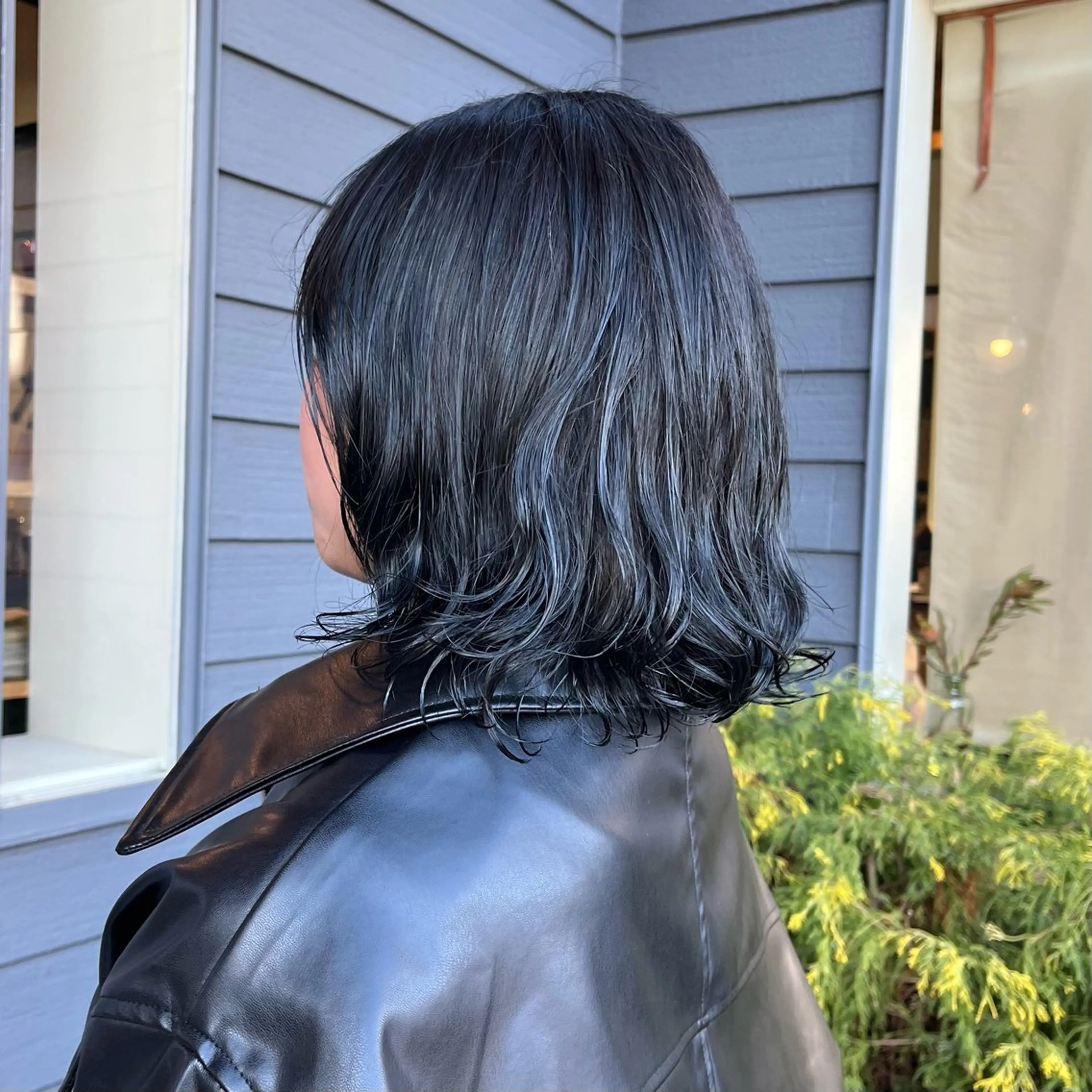 カラー 黒髪 ブルーカラー ブルーブラック ヘアカラー シマダ ユウナのヘアスタイル