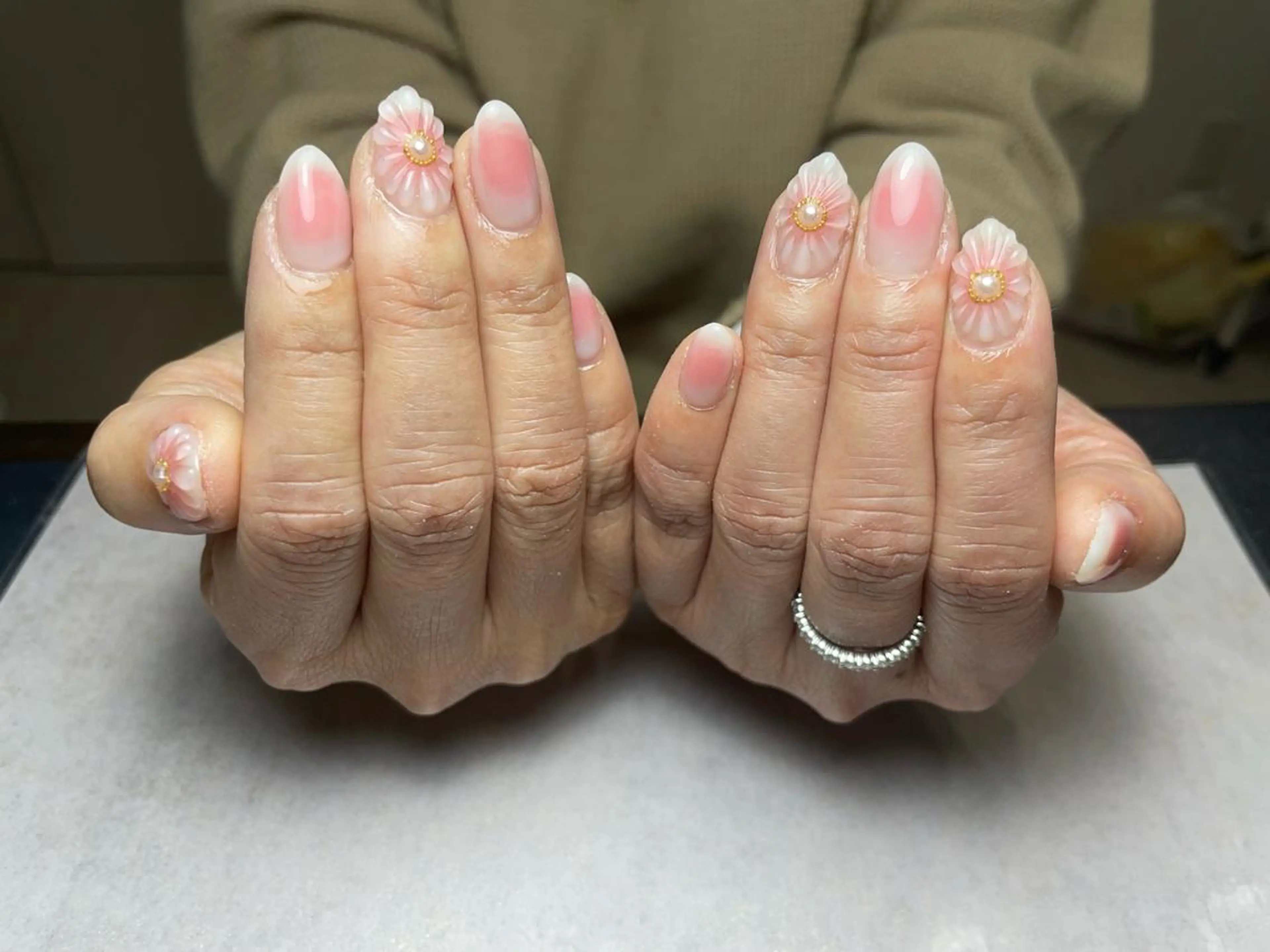 ネイル チークネイル フラワーネイル ジェルネイル オフィスネイル パラジェル ハンドネイル BLANC.nail yuuのネイルデザイン