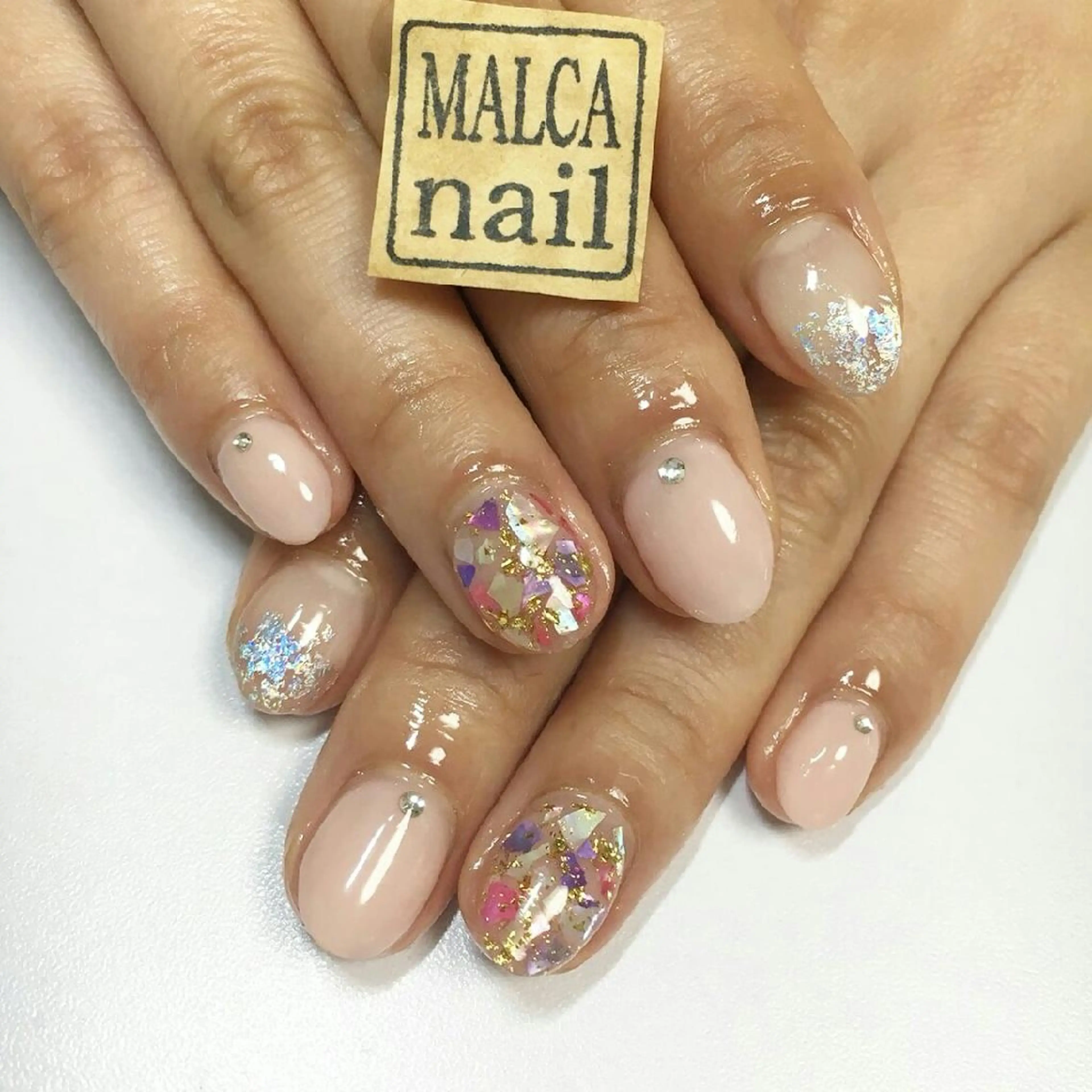 パーマ ネイル マツエク・マツパ キッズ ヘアアレンジ セミロング MALCAnail(マルカネイル)所属・荒木 莉奈のネイルデザイン