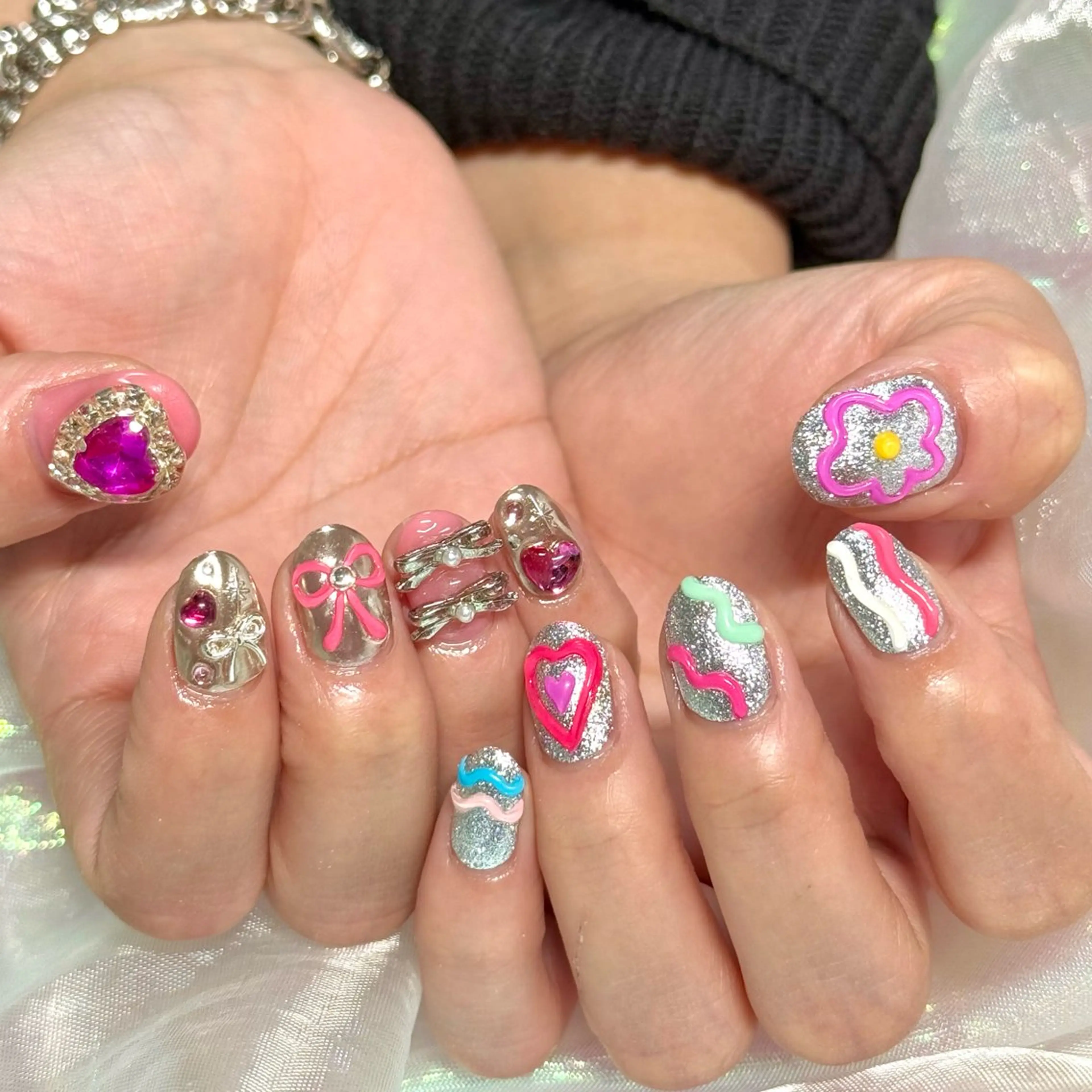 ネイル ハート キラキラネイル ミラーネイル ピンク ぷっくりネイル ハンドネイル OKIKA所属・【OKIKA】 らん🦖🌈🧡のマツエク・マツパデザイン