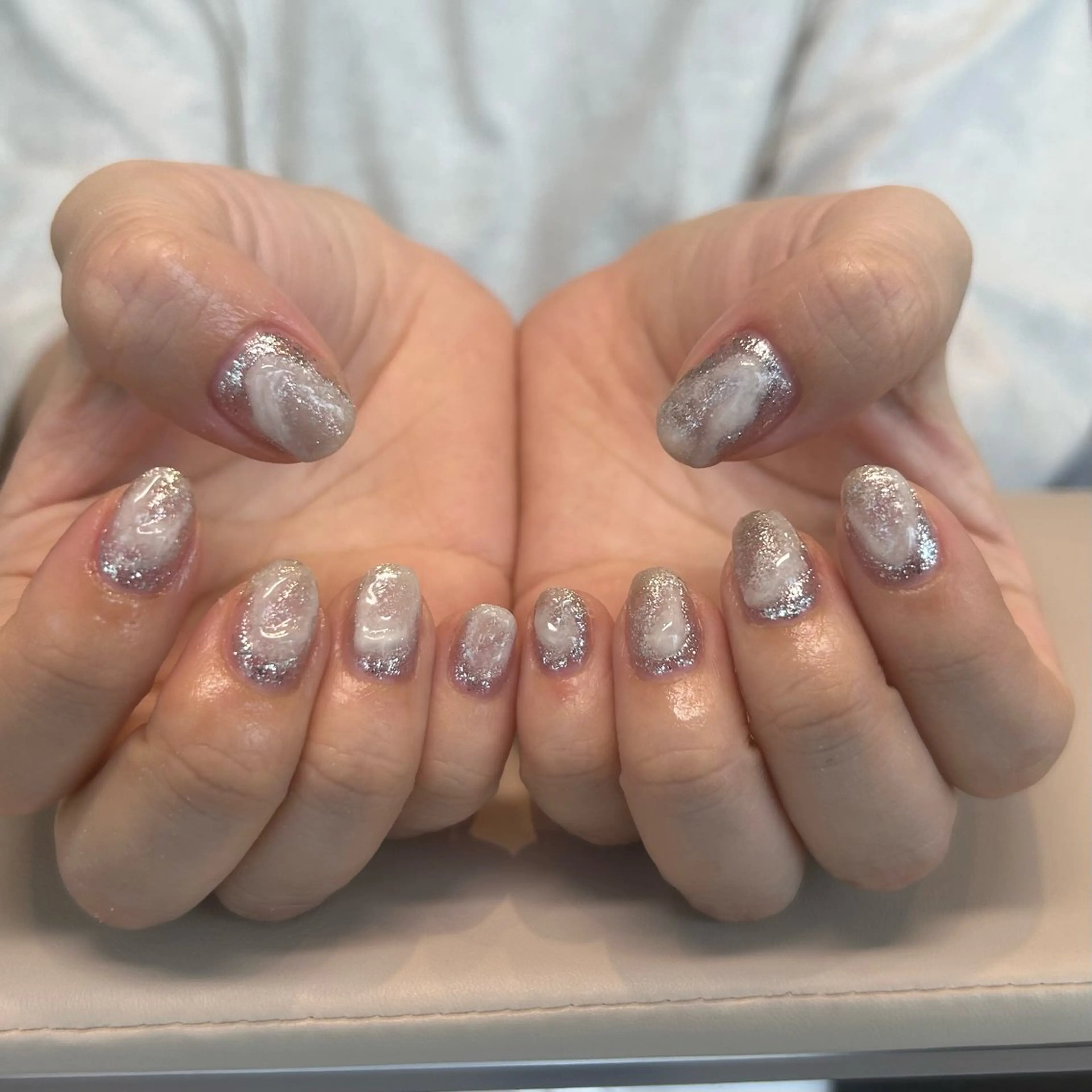 ネイル ラメ(グリッター) ニュアンスネイル シルバー 天野 希綾のネイルデザイン