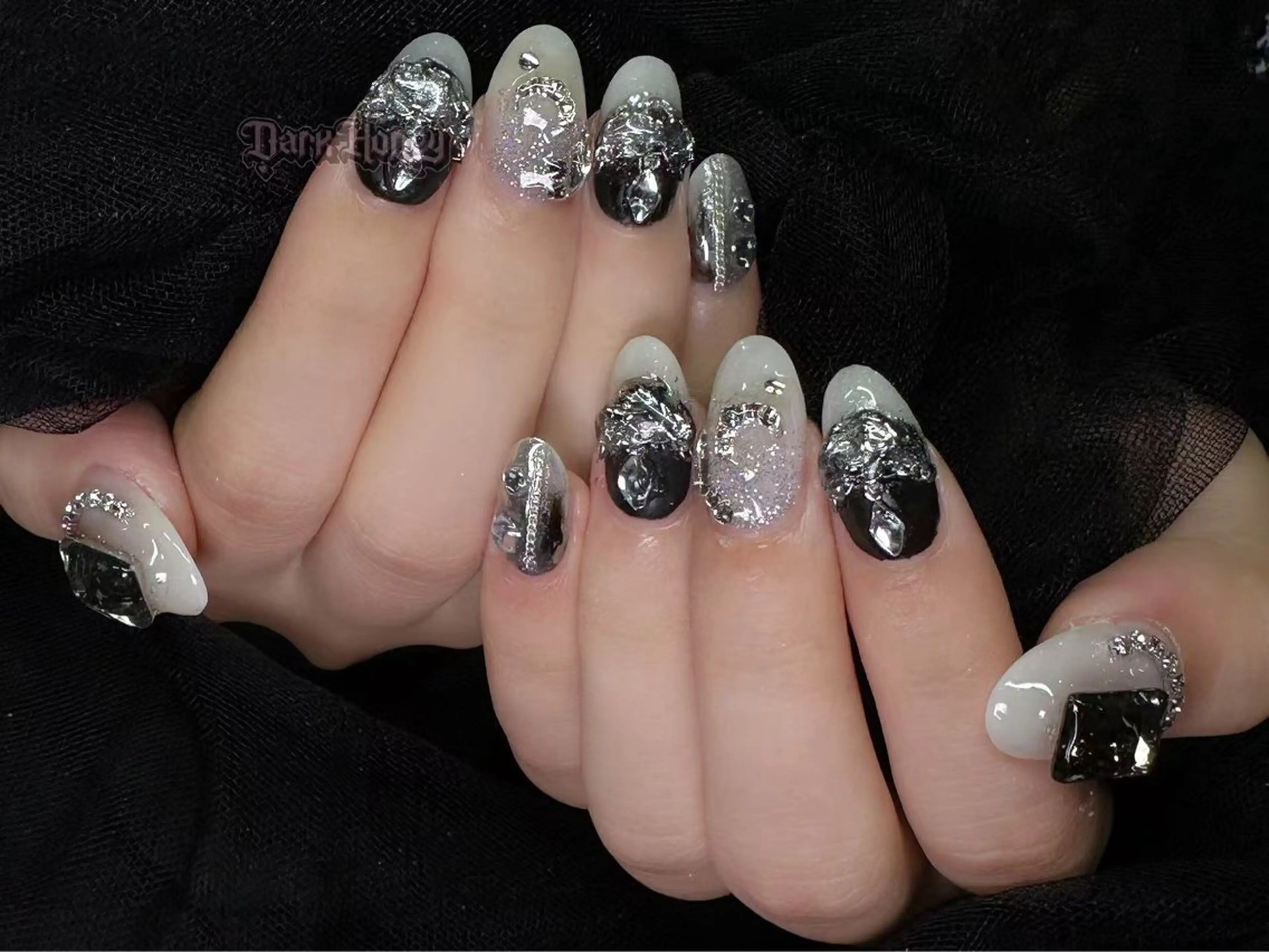 ネイル シルバー シンプルネイル ホワイト DarkHoney 池袋店のネイルデザイン