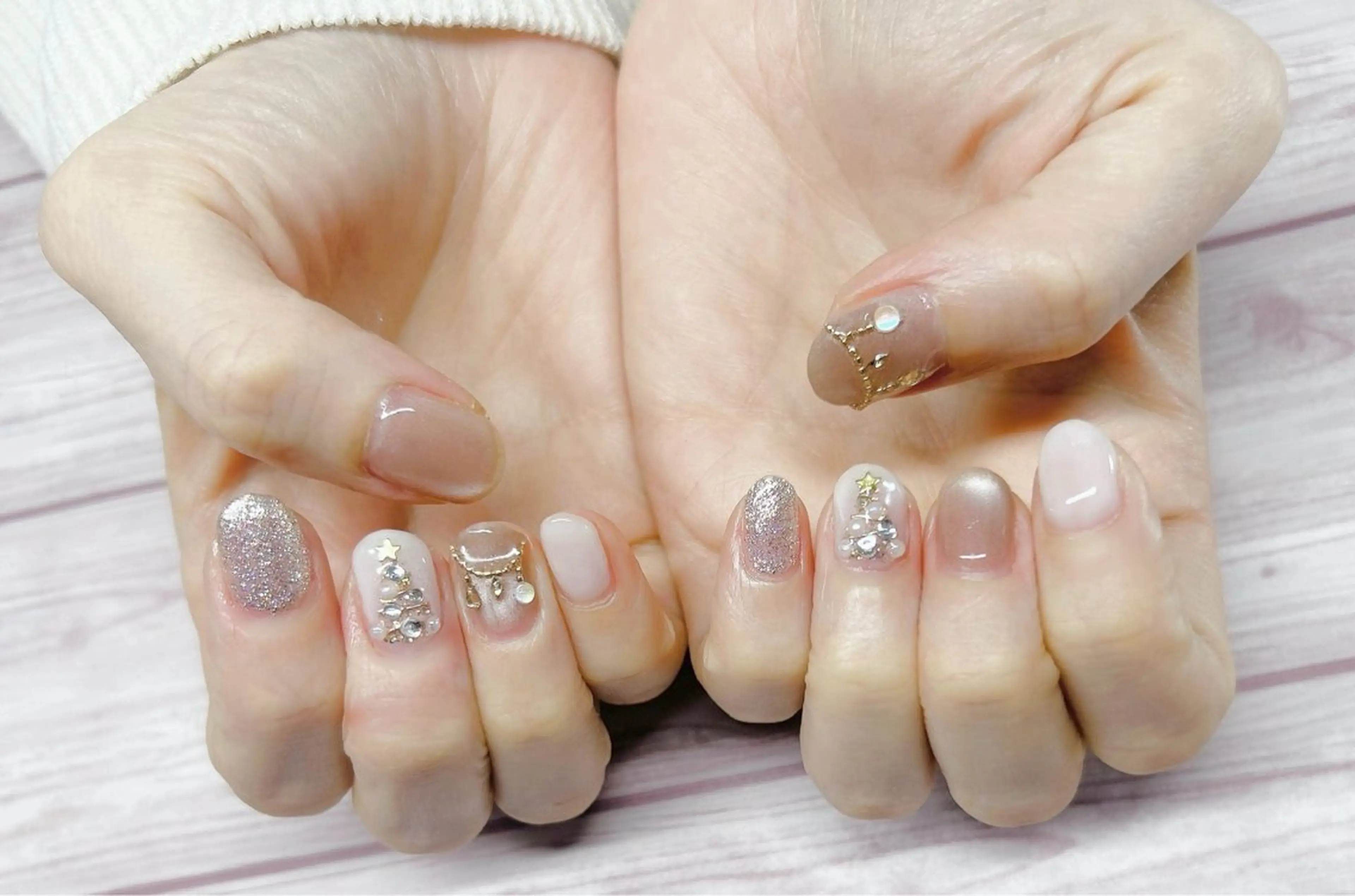 ネイル ゴールド 冬ネイル クリスマス MYu Beauty Salon YURIのネイルデザイン