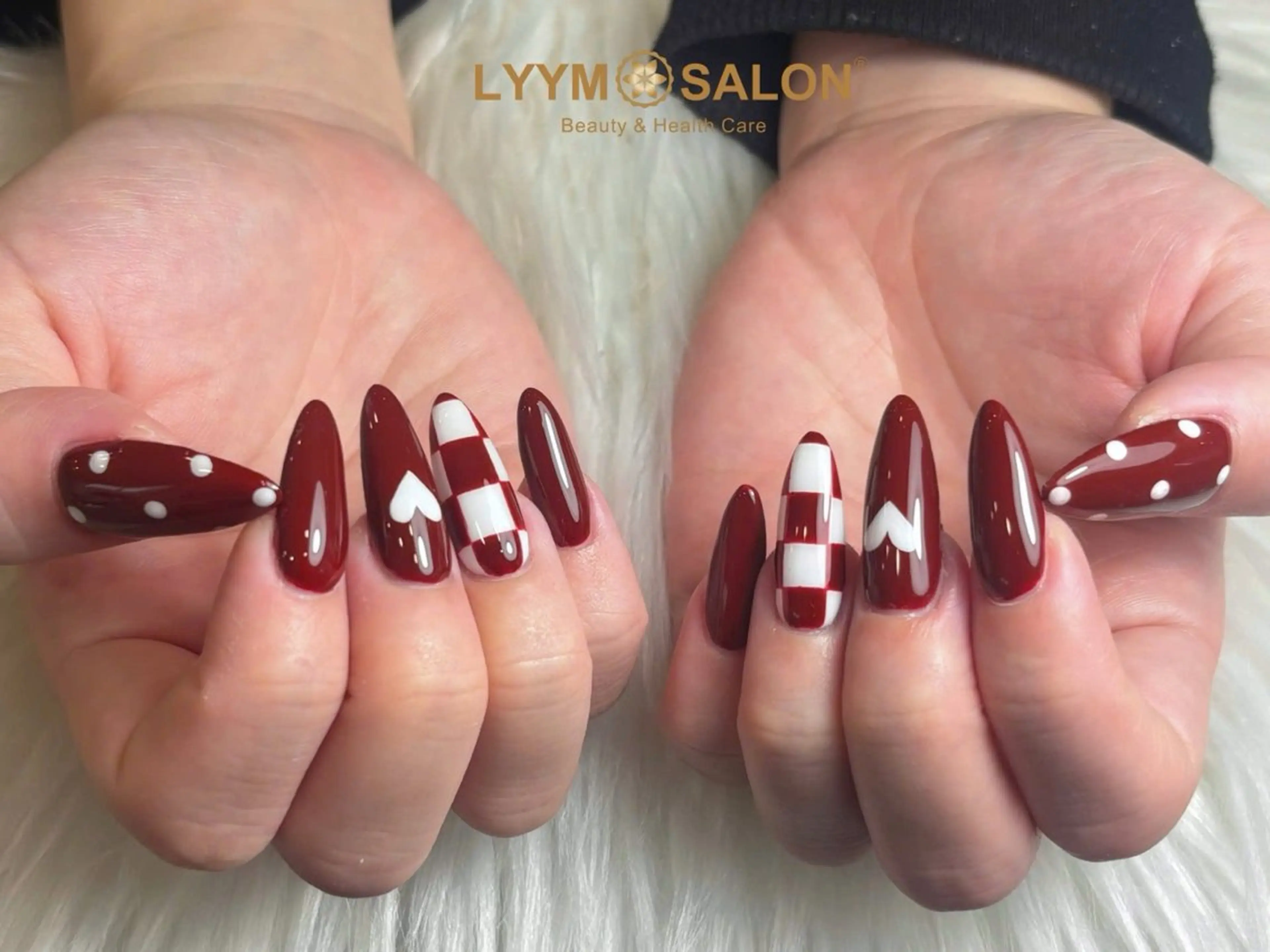 ネイル ボルドー ドット ガーリー 韓国ネイル ワンホンネイル ハンドネイル LYYM Salonのネイルデザイン