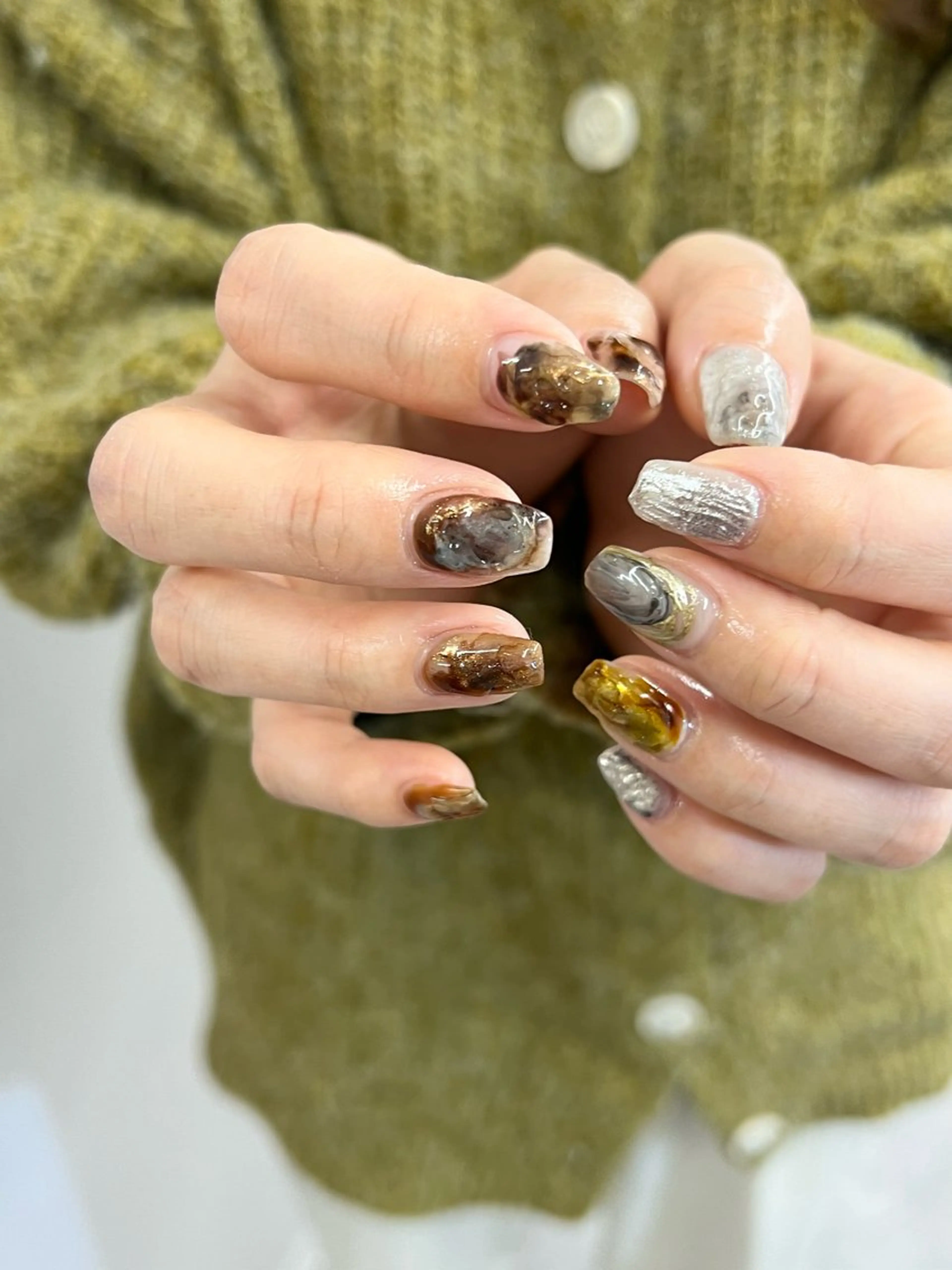 ネイル ブラウン ジェルネイル ゴールド マグネットネイル ニュアンスネイル ハンドネイル ハンドケア Bana_ Nailのネイルデザイン