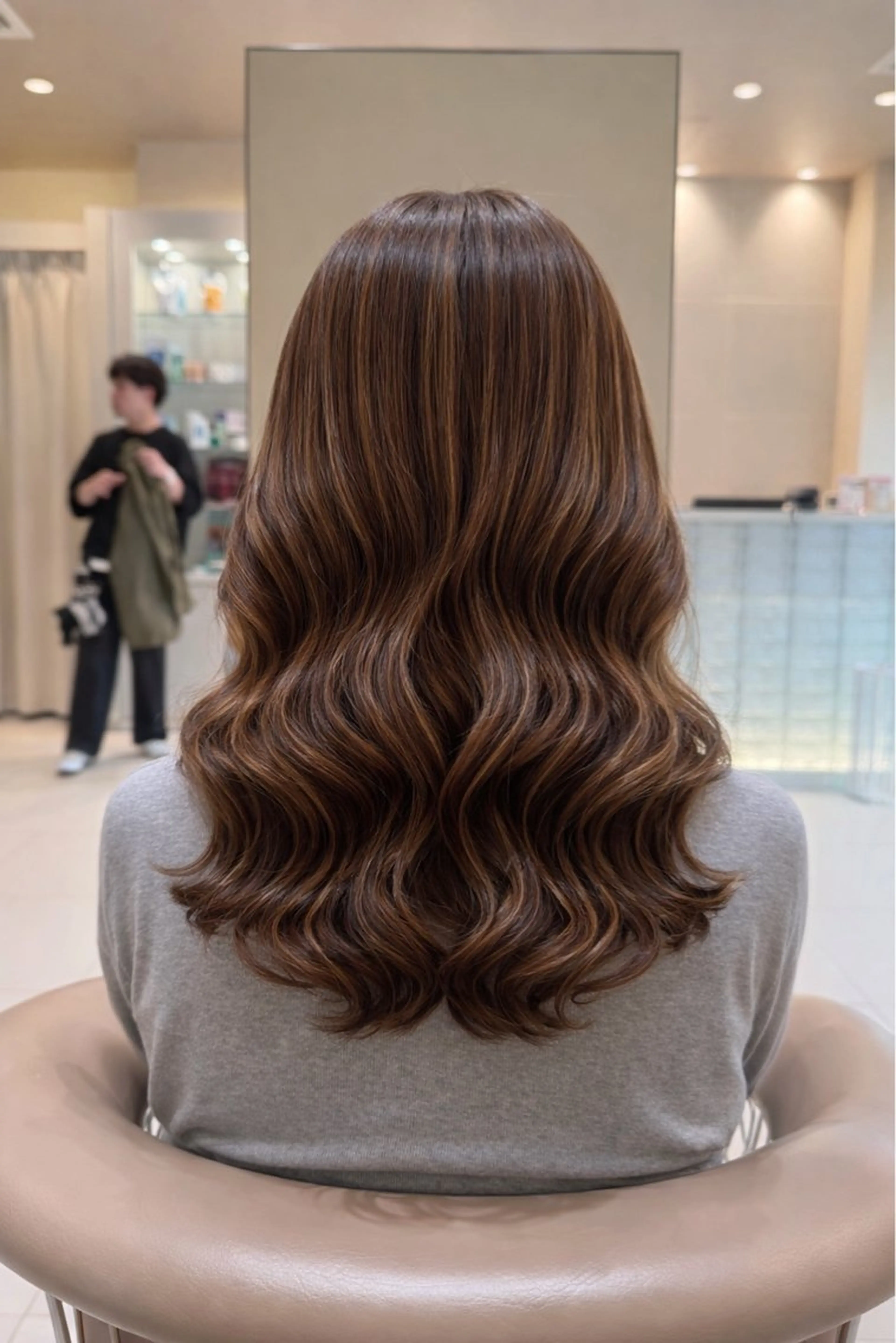 ミディアム パーマ ミディアムパーマ カット パーマ コテ巻きパーマ 阪上 沙織のヘアスタイル