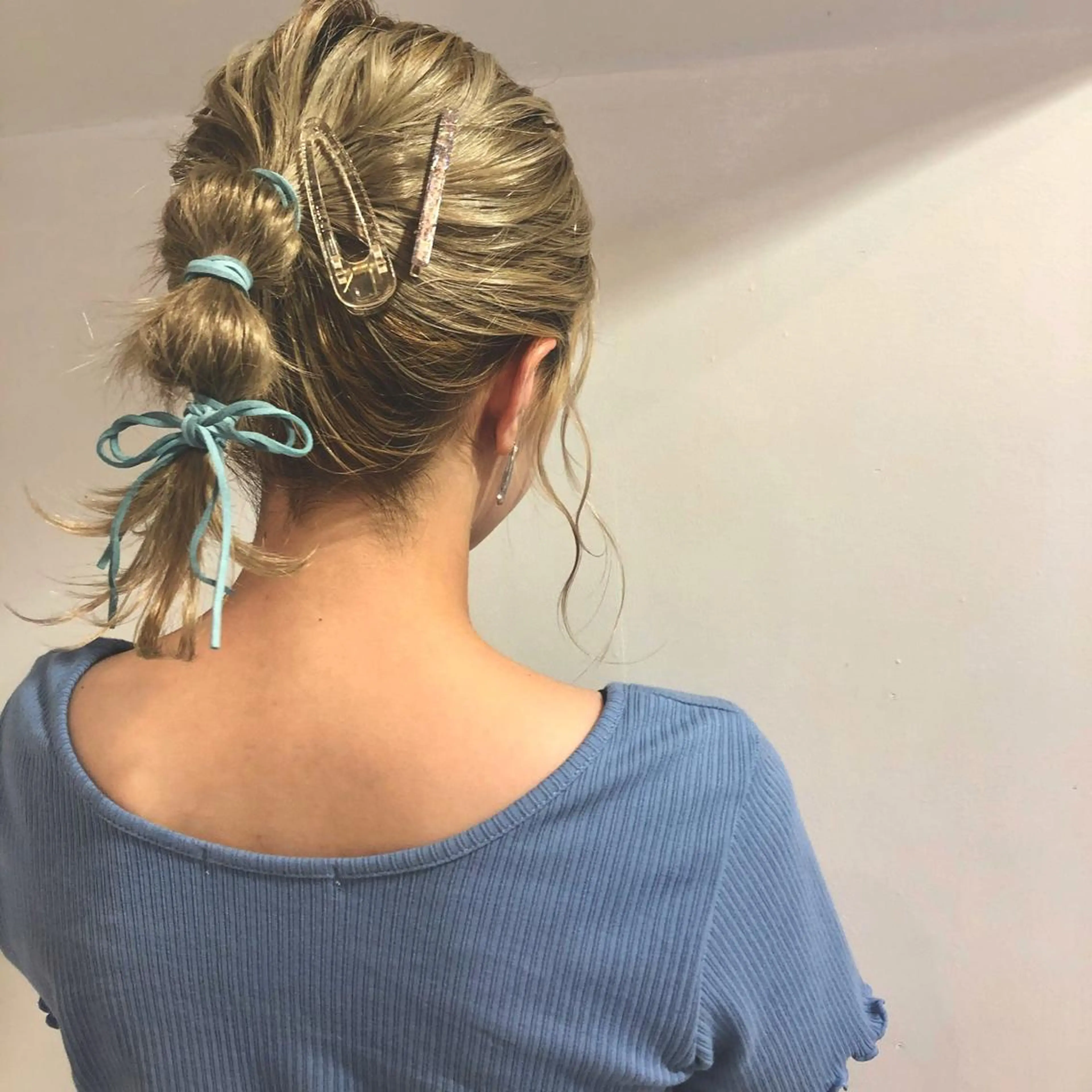 ミディアム ヘアアレンジ ヘアセット レイヤー/ハイトーン 🫧‪Erikaのヘアスタイル