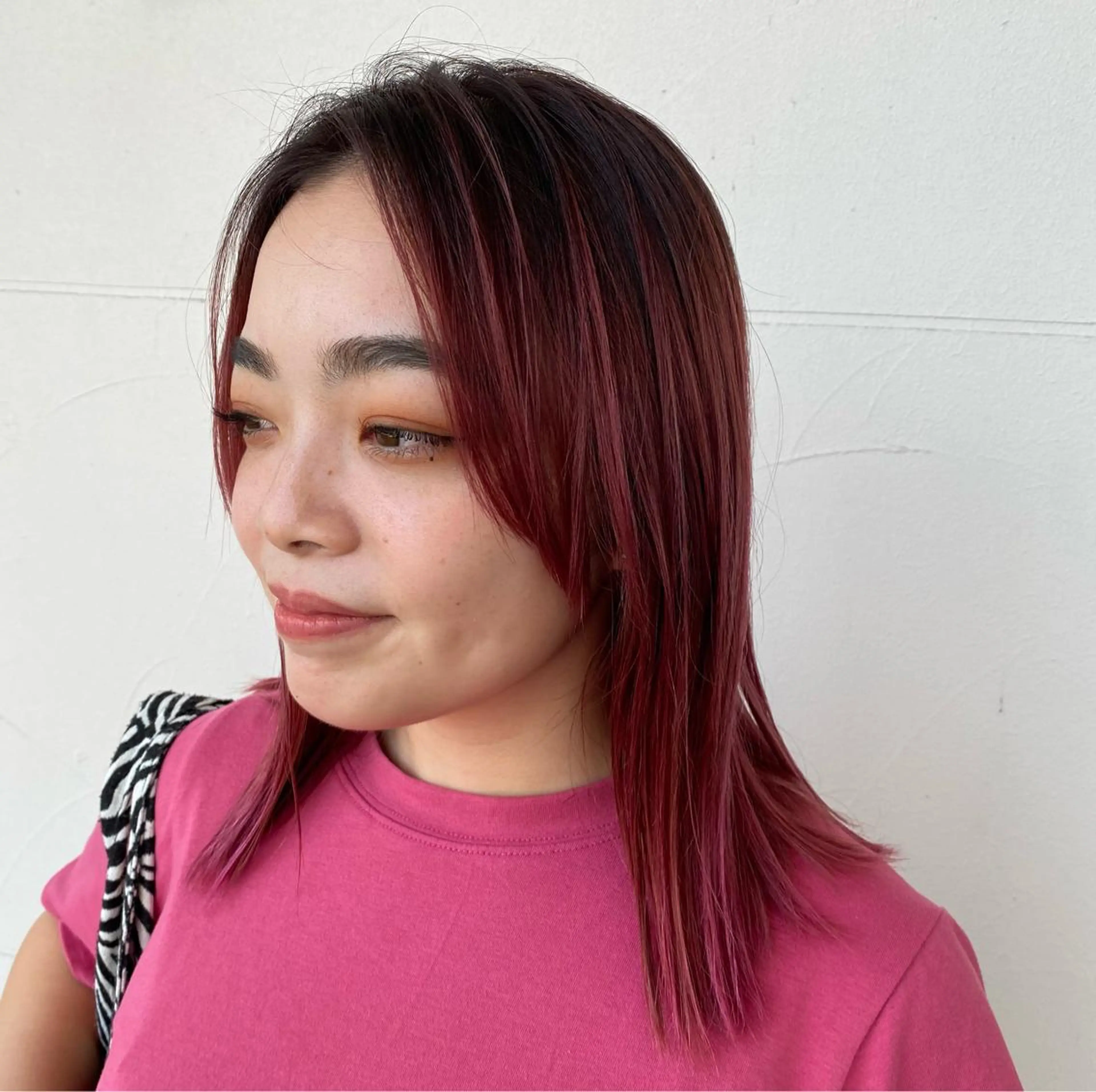 ミディアム カラー ピンクカラー 佐藤 彩香のヘアスタイル