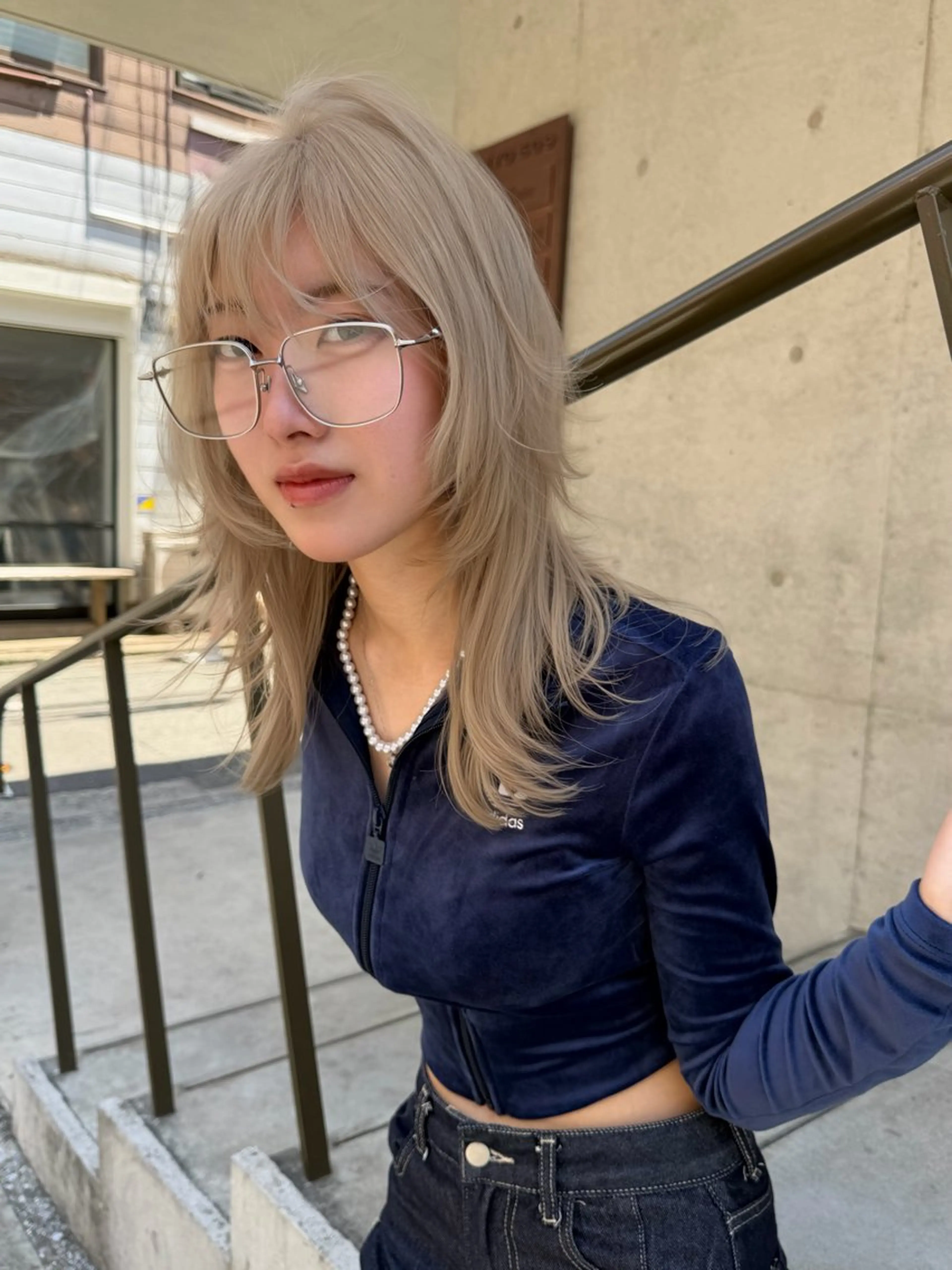 セミロング カラー ベージュカラー ブリーチ ケアブリーチ デザインカラー ダブルカラー カット ヘアカラー トリートメント TATSUブリーチ/ ミルクティーベージュのヘアスタイル