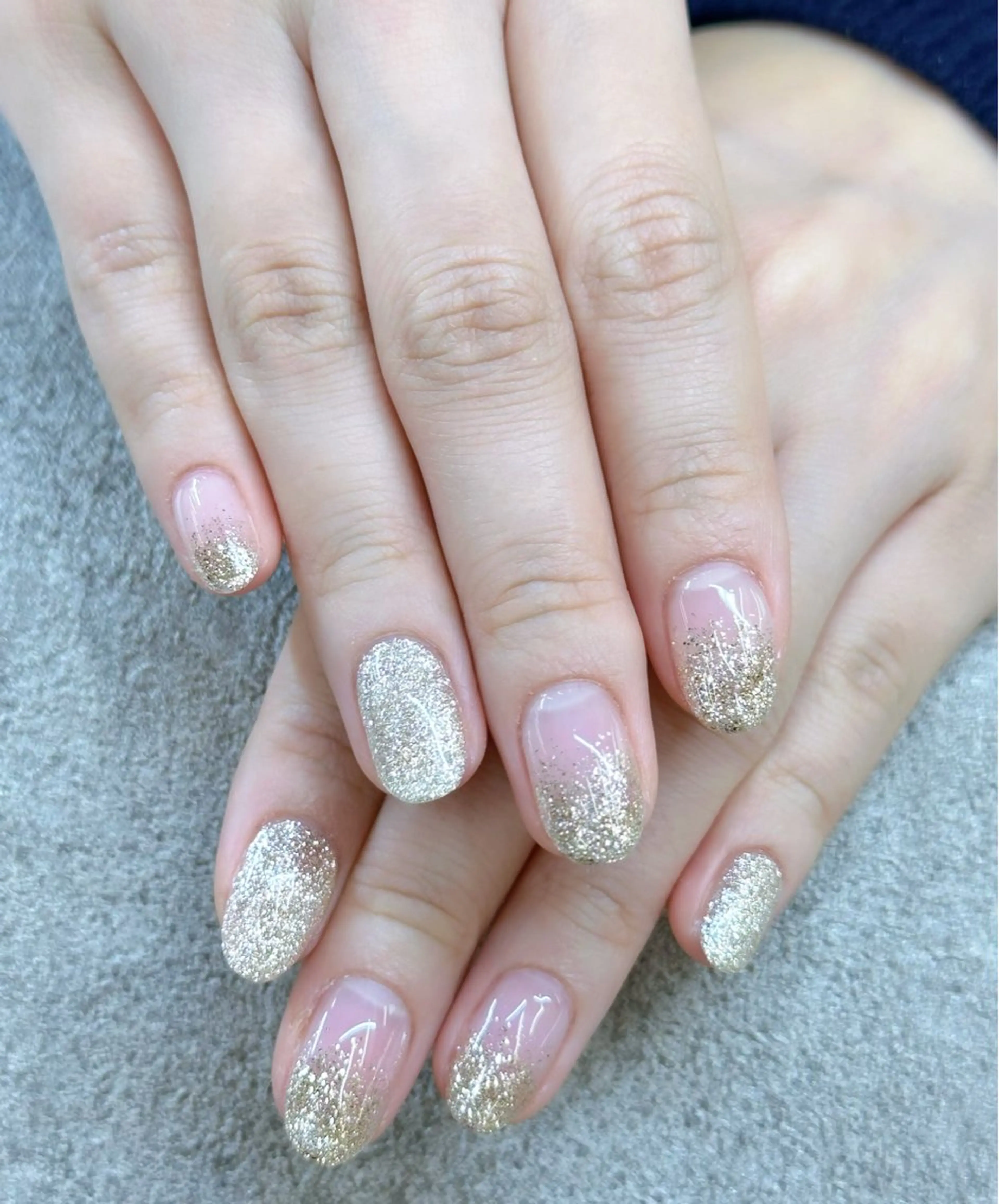 ネイル ゴールド キラキラネイル 冬ネイル クリスマス MAXKELLY MEGUMIのネイルデザイン