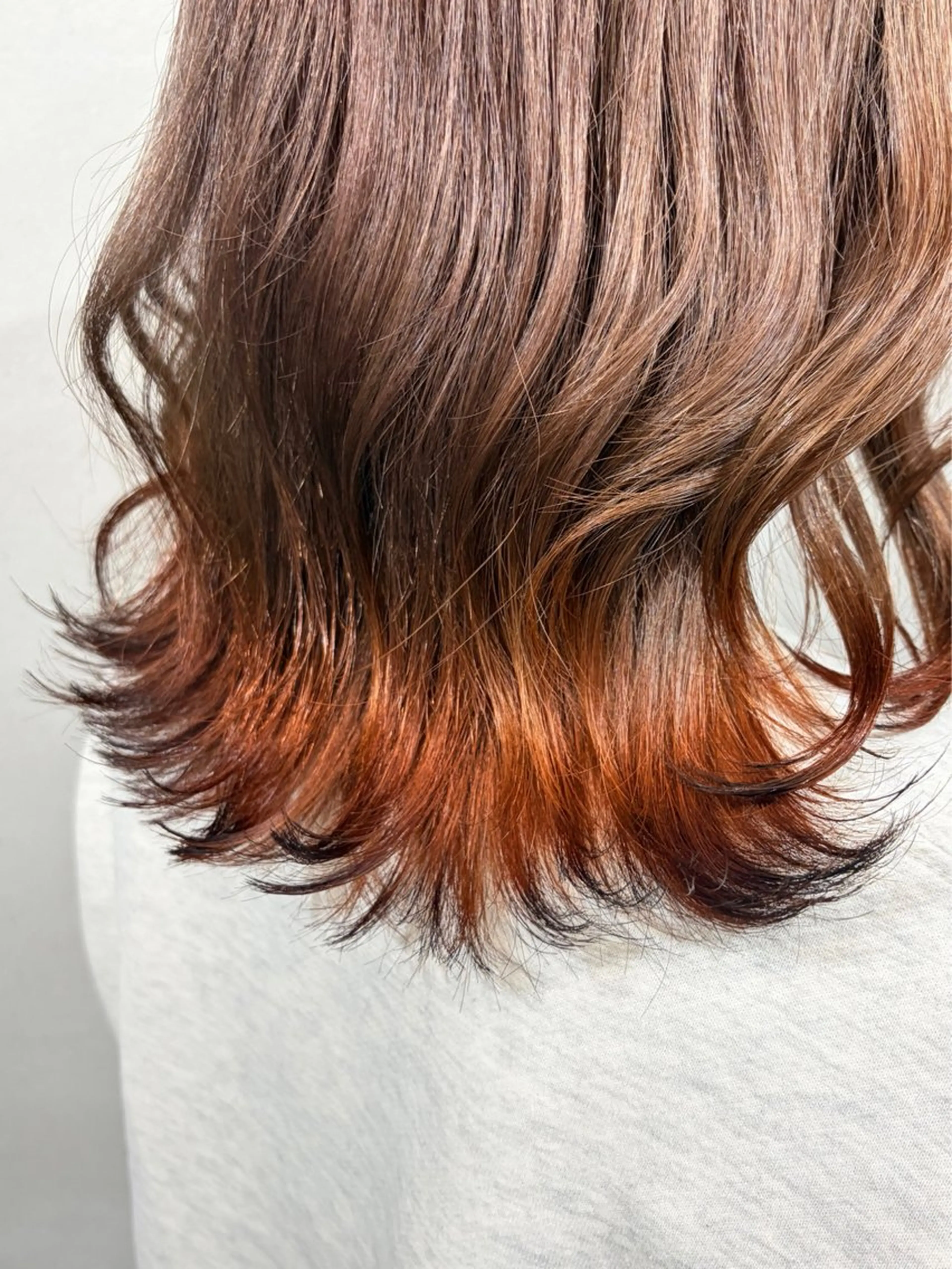 ミディアム カラー ブリーチ デザインカラー 狐カラー オレンジ 外ハネヘア カット ヘアカラー トリートメント 柏 デザインカラー/ レイヤー🐣シオリのヘアスタイル