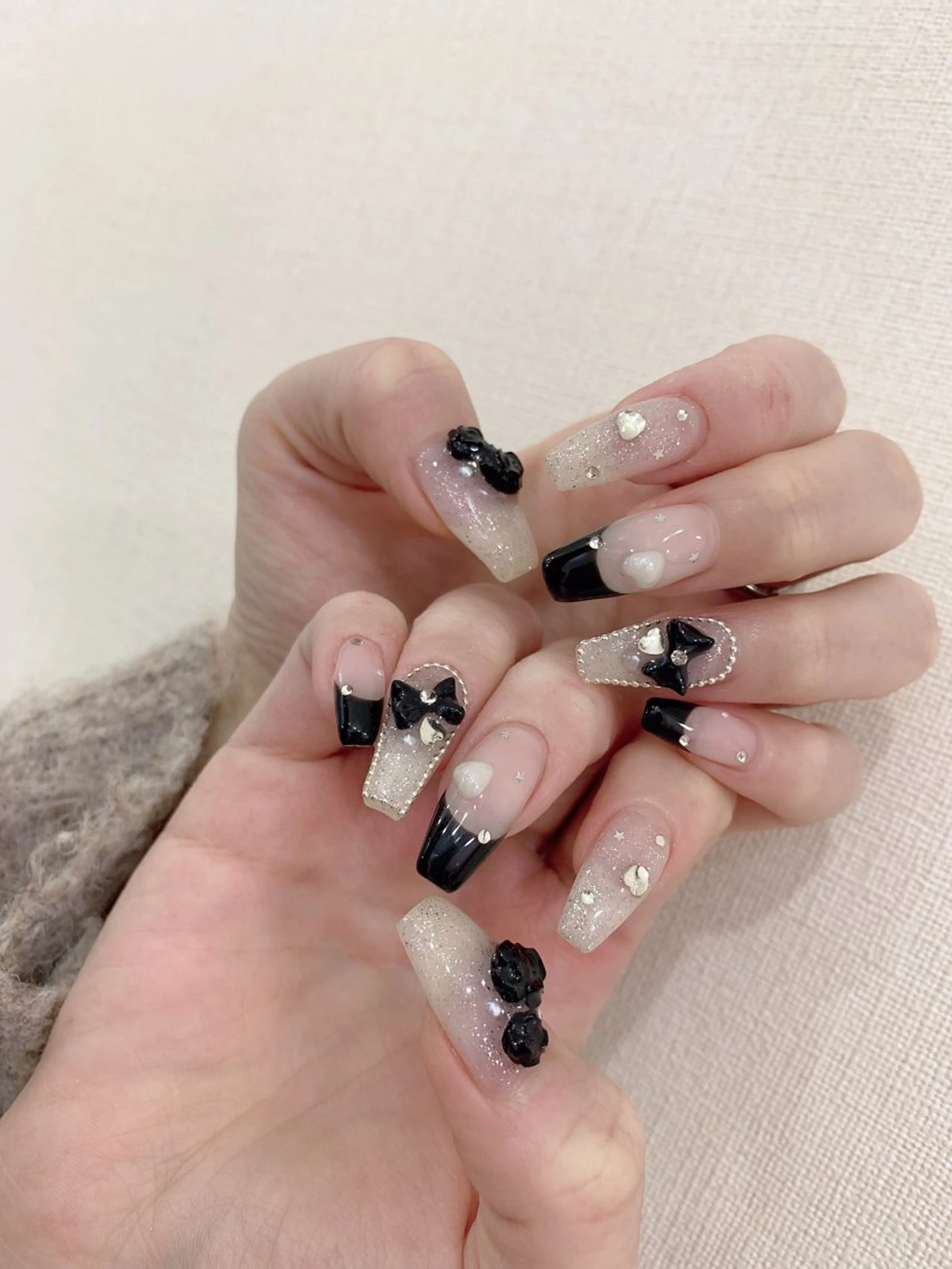 ネイル フレンチネイル キラキラネイル 韓国ネイル ワンホンネイル 冬ネイル ハンドネイル Rainbow Nailのネイルデザイン