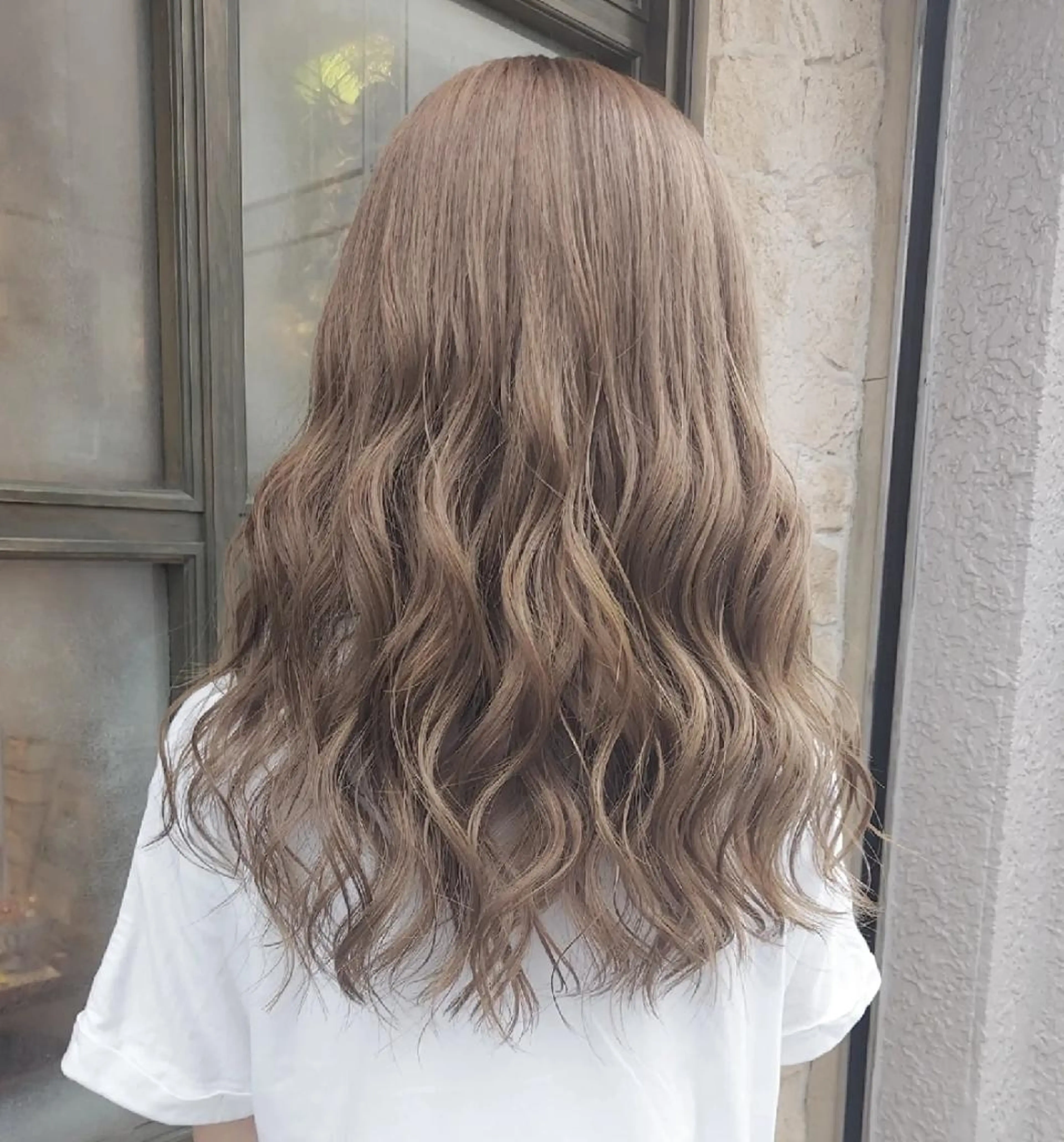 カラー ロング ベージュカラー ミルクティーベージュ ヘアカラー トリートメント ブリーチ・ハイトーン 特化🎉内山のヘアスタイル