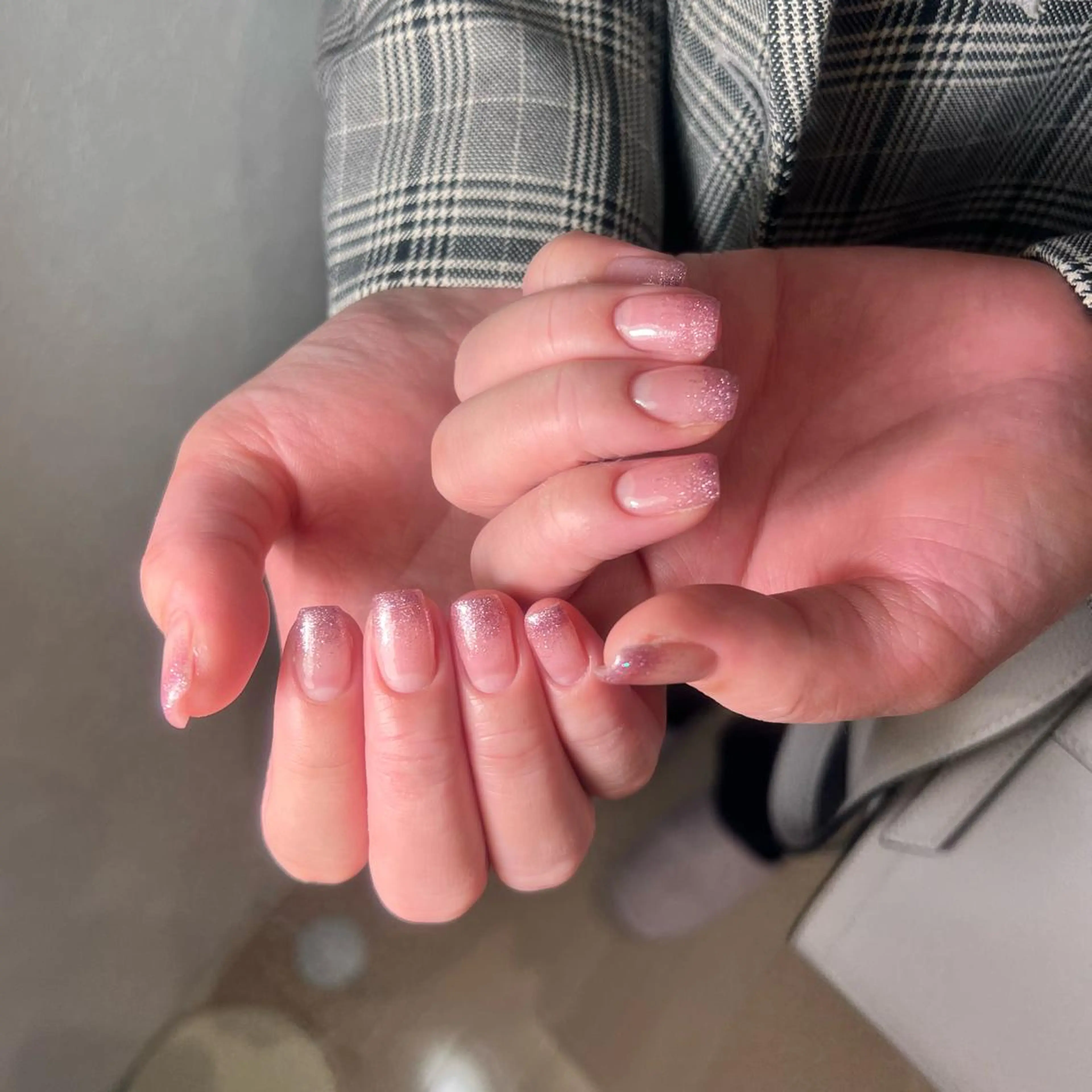 ミディアム ネイル グラデーション ラメ(グリッター) ラメグラデーション ハンドネイル 𝐞𝐚𝐜𝐡 nanami🩰のネイルデザイン