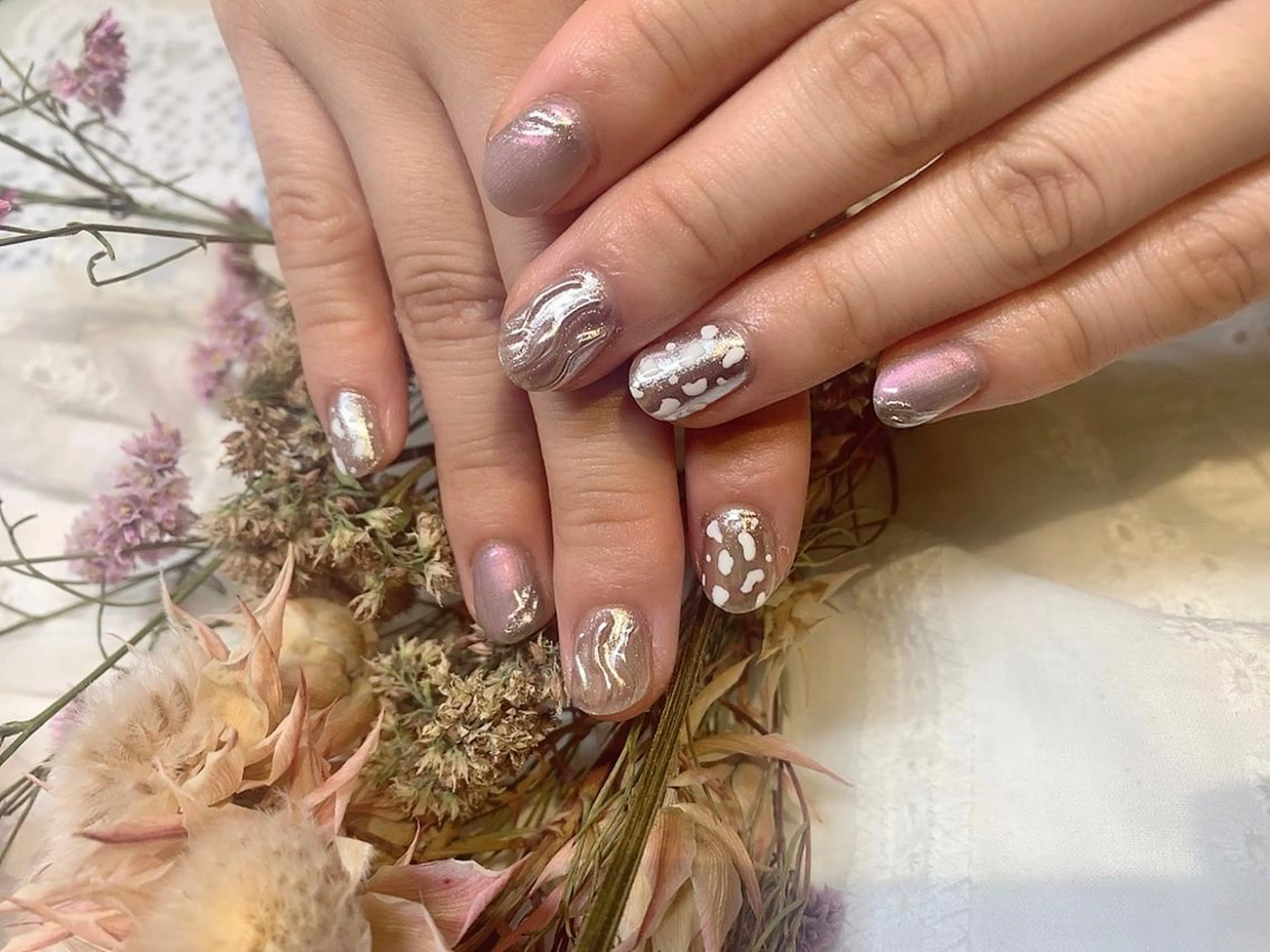 ネイル アニマル柄 ミラーネイル シルバー nail* runa🌻のネイルデザイン