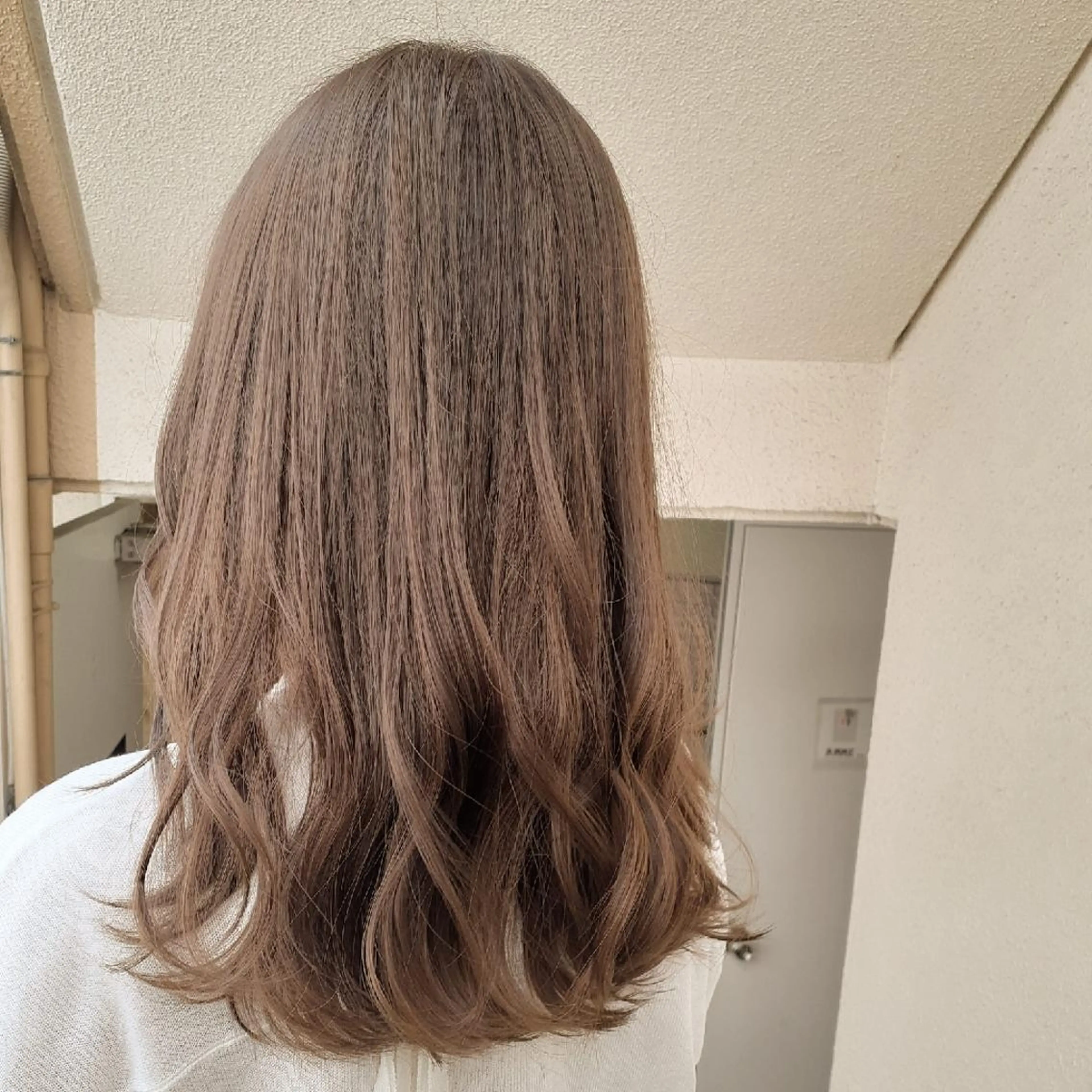 セミロング カラー ベージュカラー ブリーチ カット ヘアカラー トリートメント 🔳髪質改善🔳 岡本陽のヘアスタイル