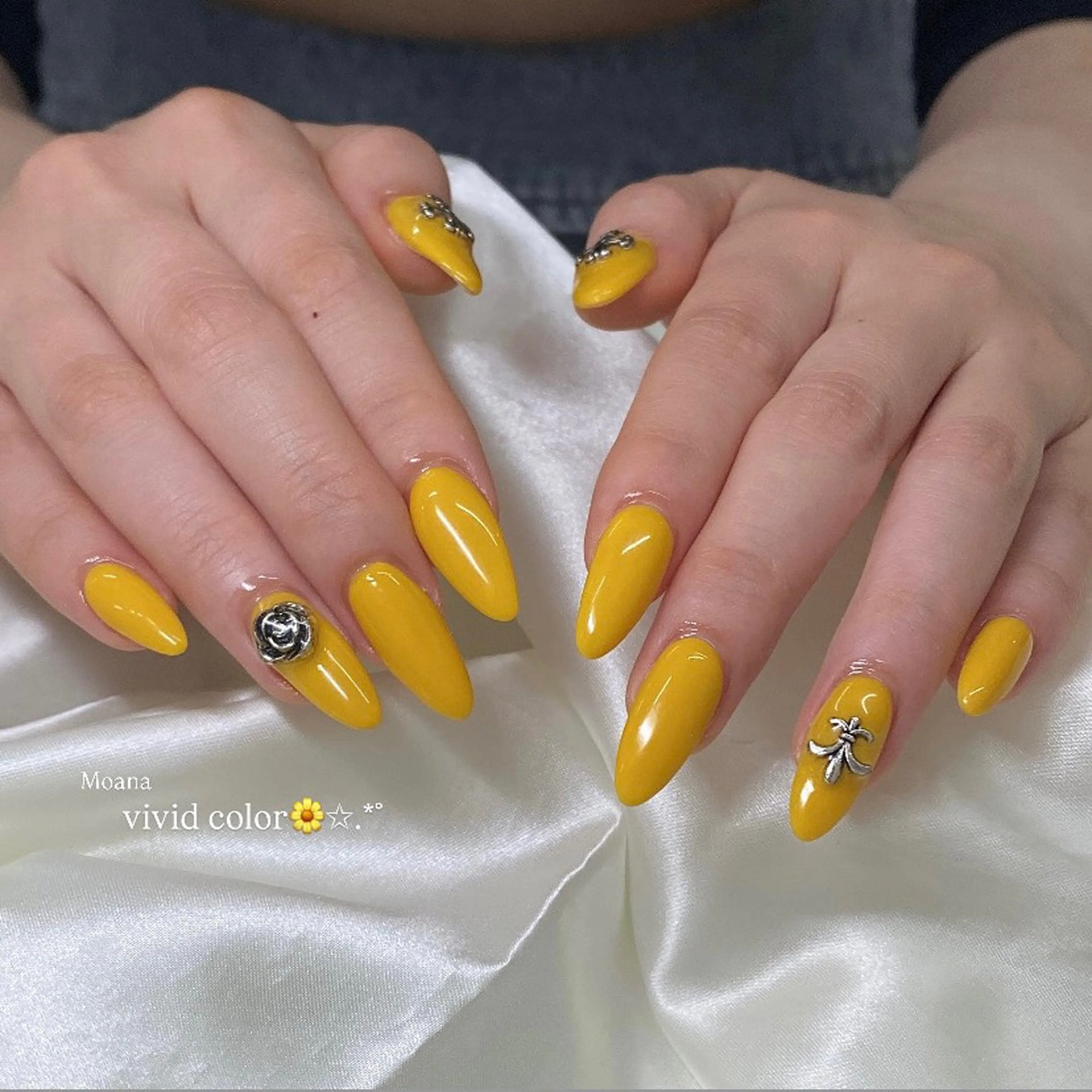 ネイル 韓国ネイル ワンカラーネイル 夏ネイル ワンホンネイル 黄色 ハンドネイル Moana manamiのネイルデザイン