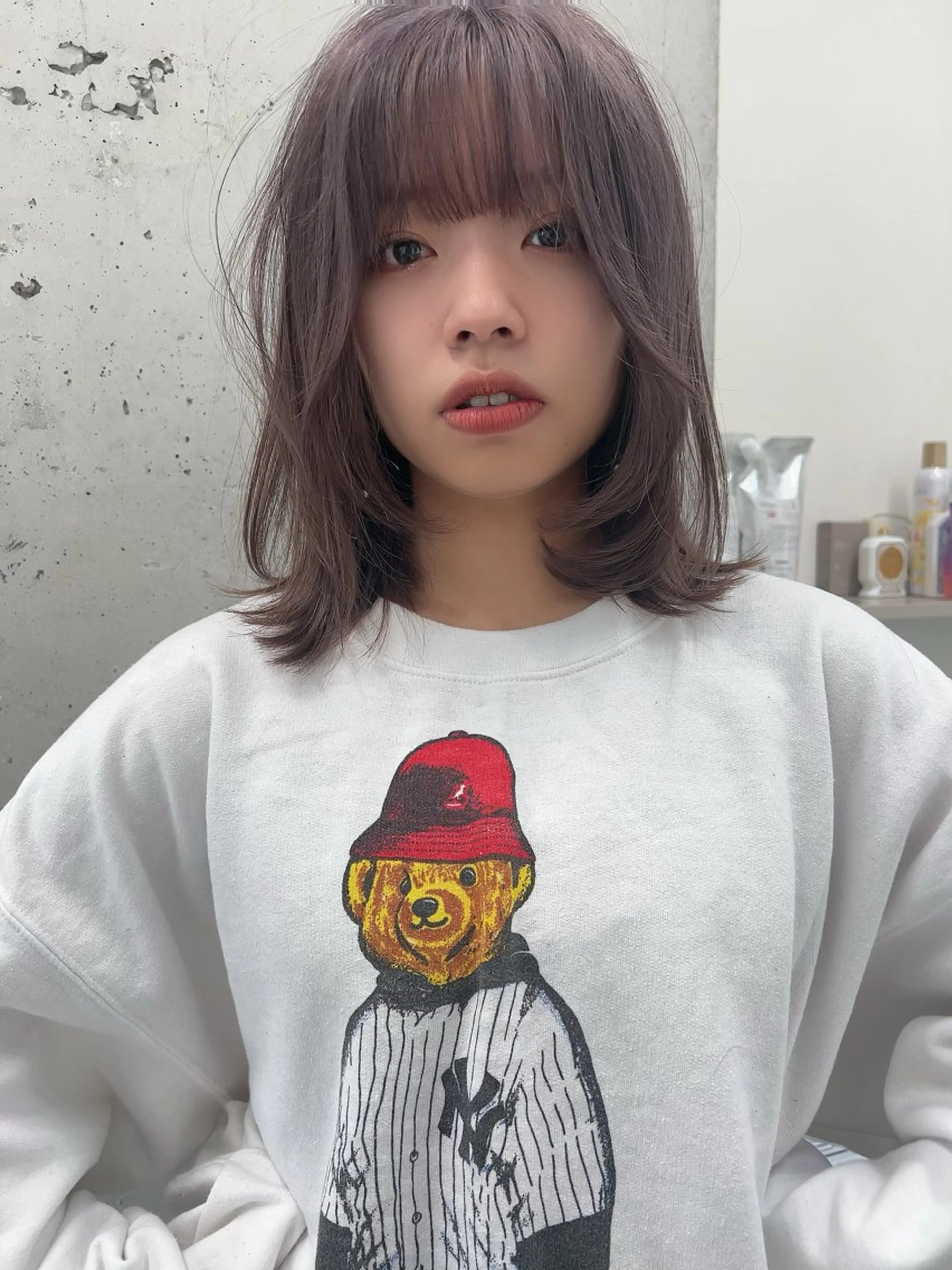 ミディアム カラー ブリーチ ラベンダーカラー ラベンダーグレー 顔まわりレイヤー レイヤーカット ヨシモトリョウ 髪質改善/美髪のヘアスタイル