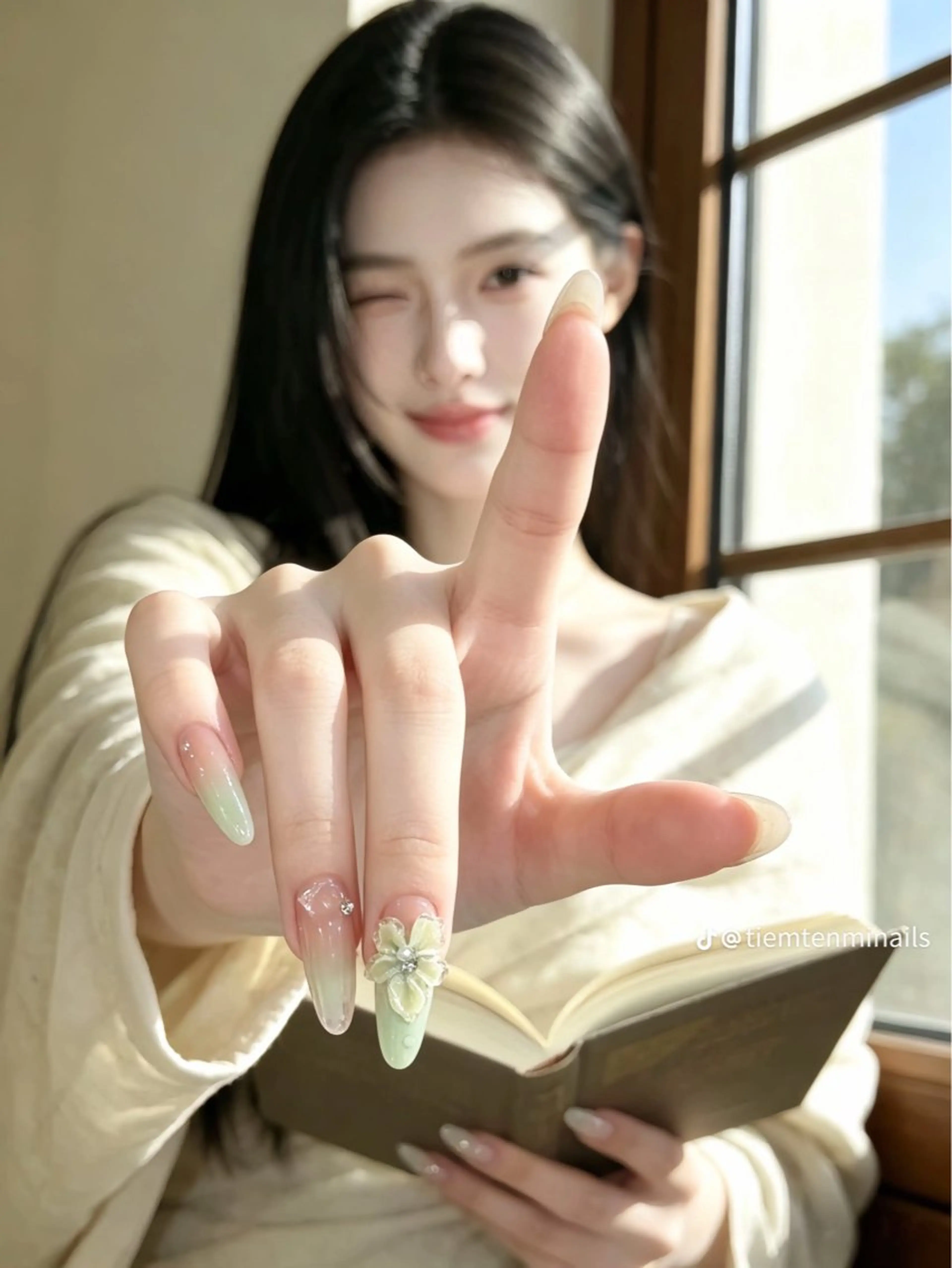 ネイル ROSIE LEEのネイルデザイン