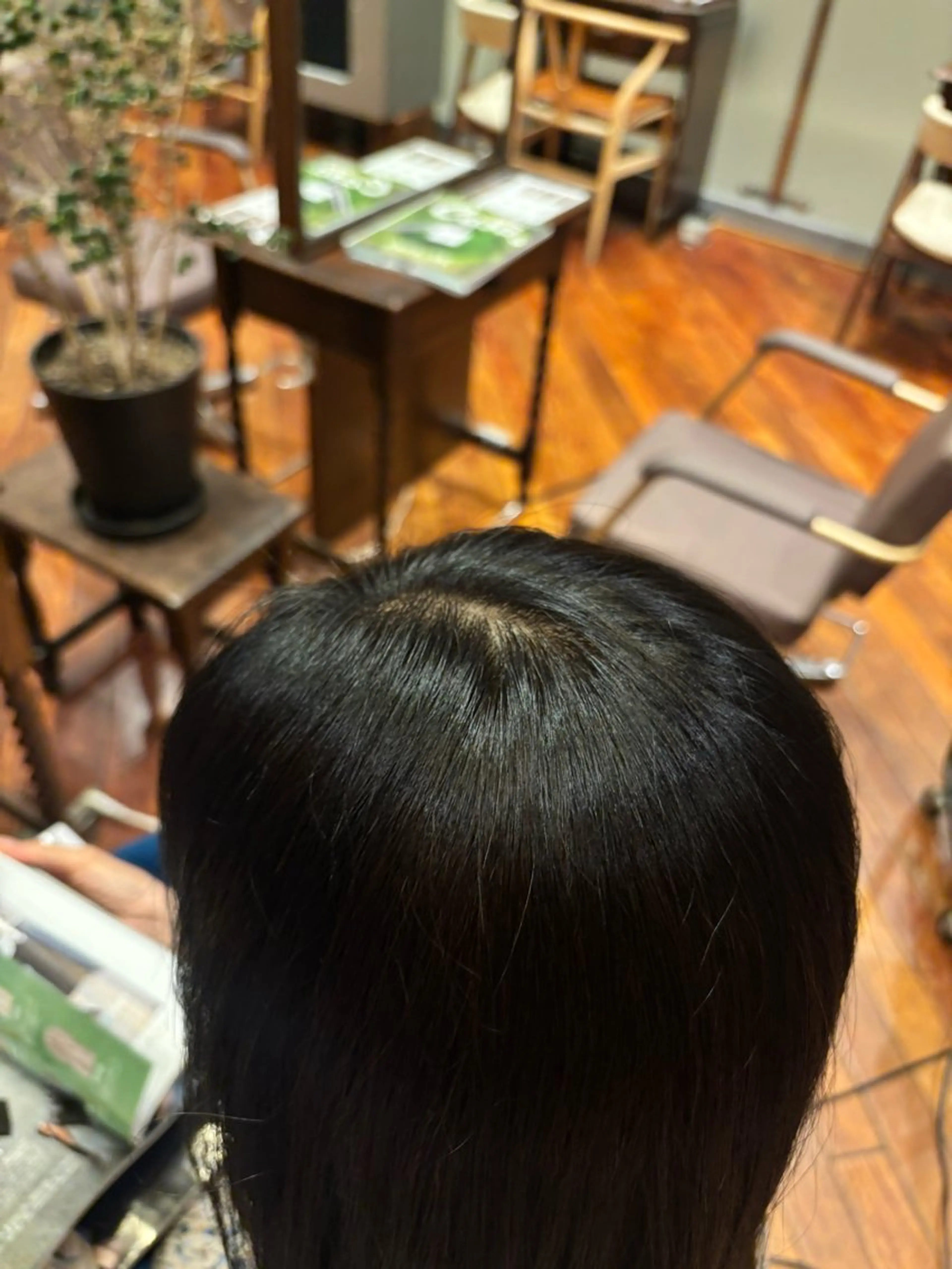 ミディアム 小西 莉央のヘアスタイル