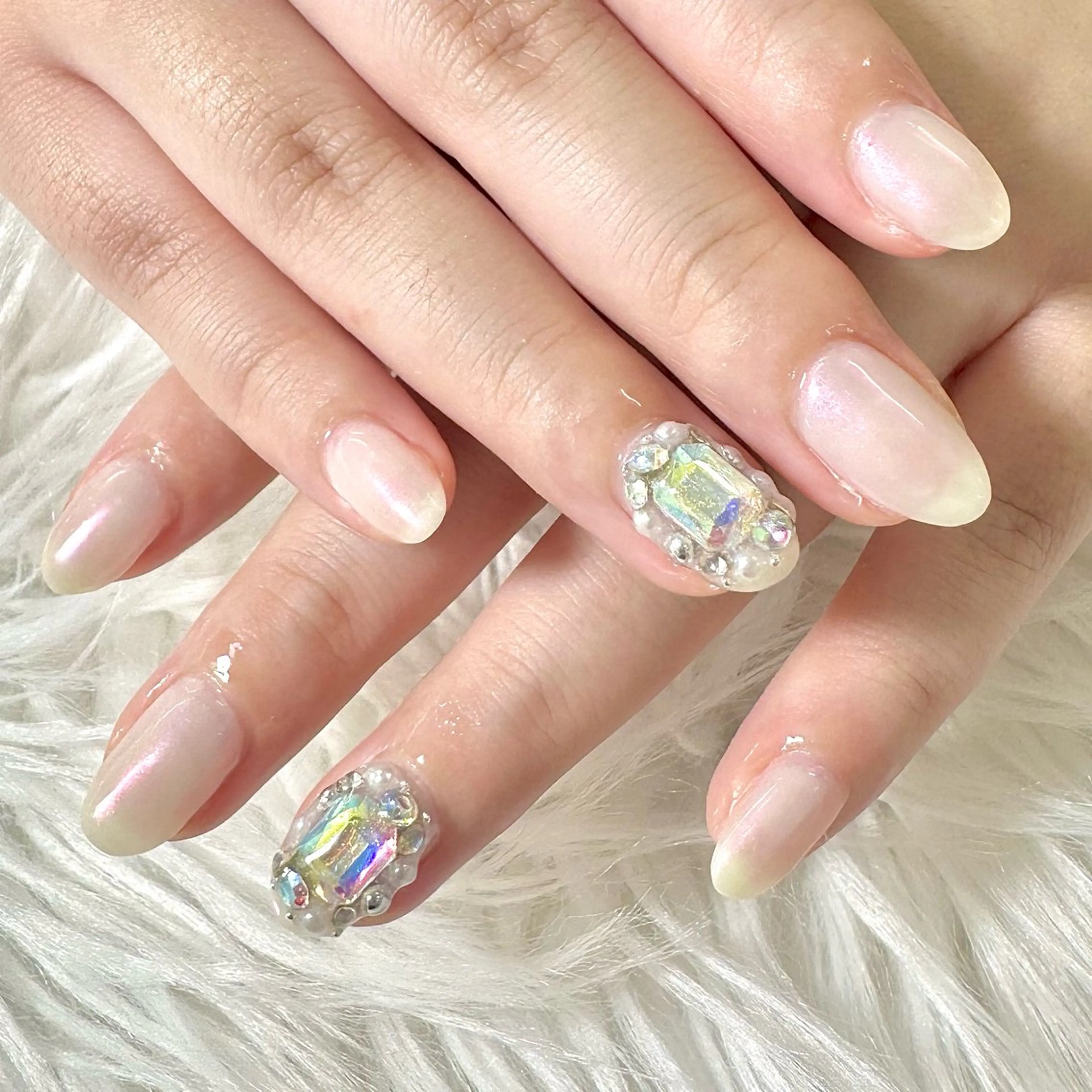 ネイル オーロラネイル ゴージャス ストーンネイル ホワイト ハンドネイル 日野店スタッフ Reina.Sのネイルデザイン