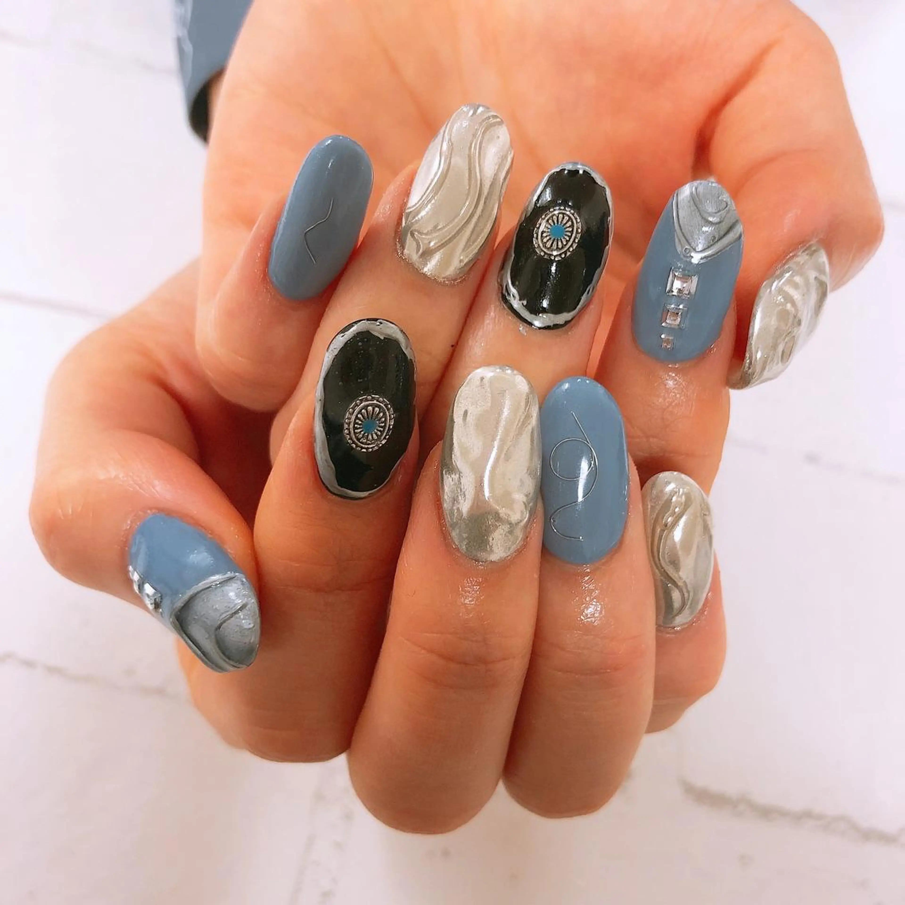 ネイル ブルー ミラーネイル ニュアンスネイル シルバー ono megumiのネイルデザイン