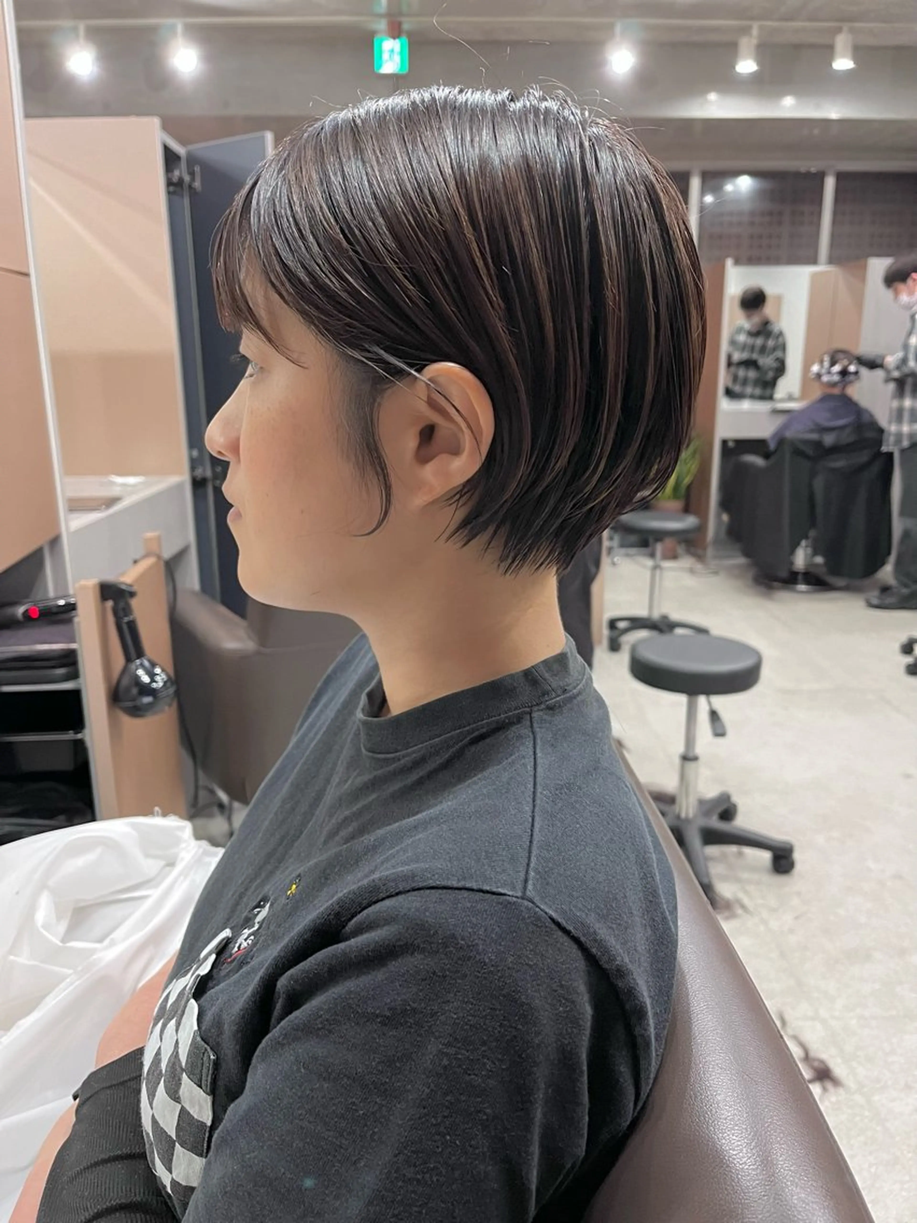 ショート カラー 曲がる縮毛矯正 センターパートのヘアスタイル