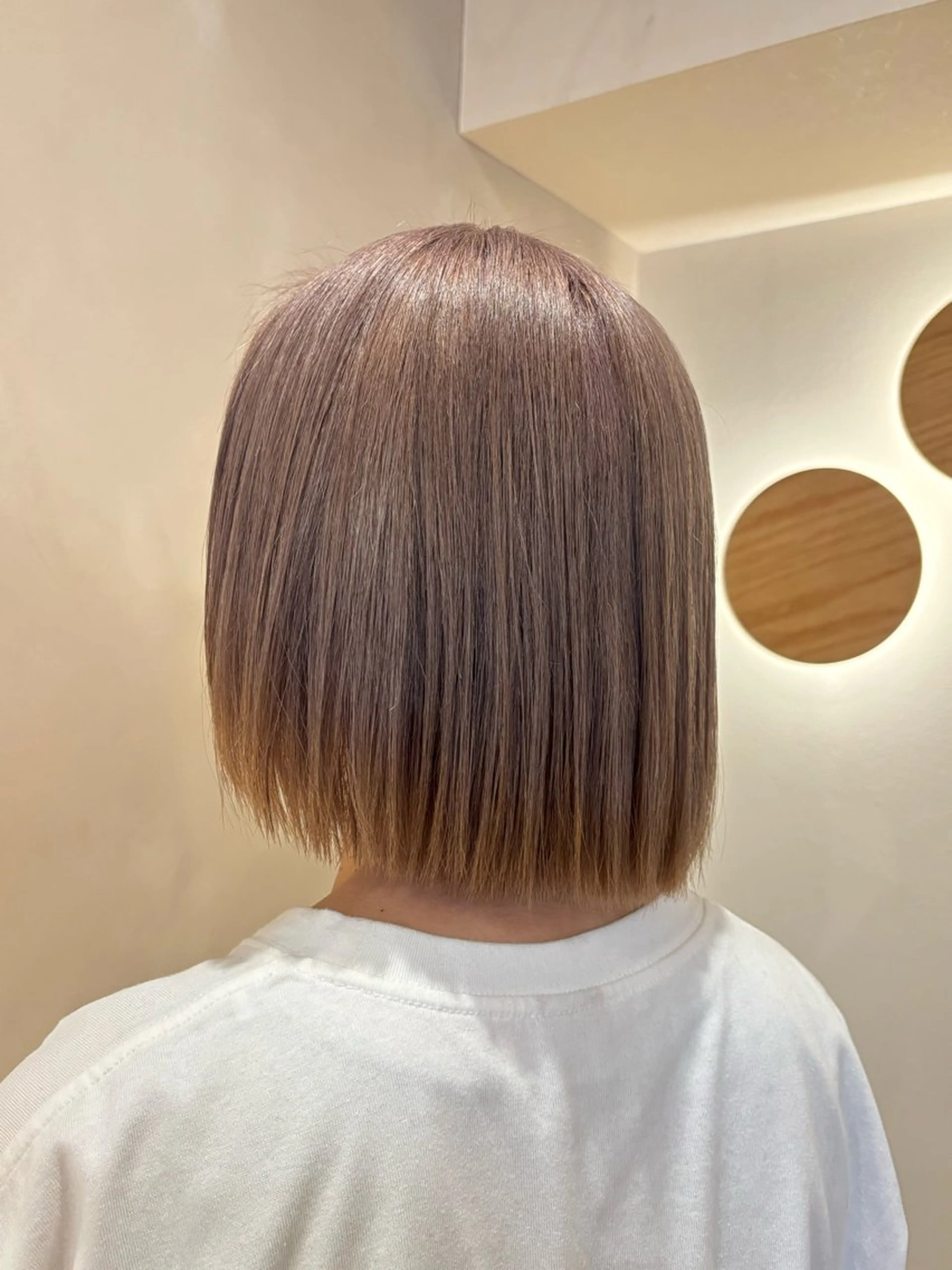 ミディアム カラー ベージュカラー ミルクティーベージュ ボブ カット ヘアカラー シンバヒナノ/パーマ レイヤー/髪質改善のヘアスタイル