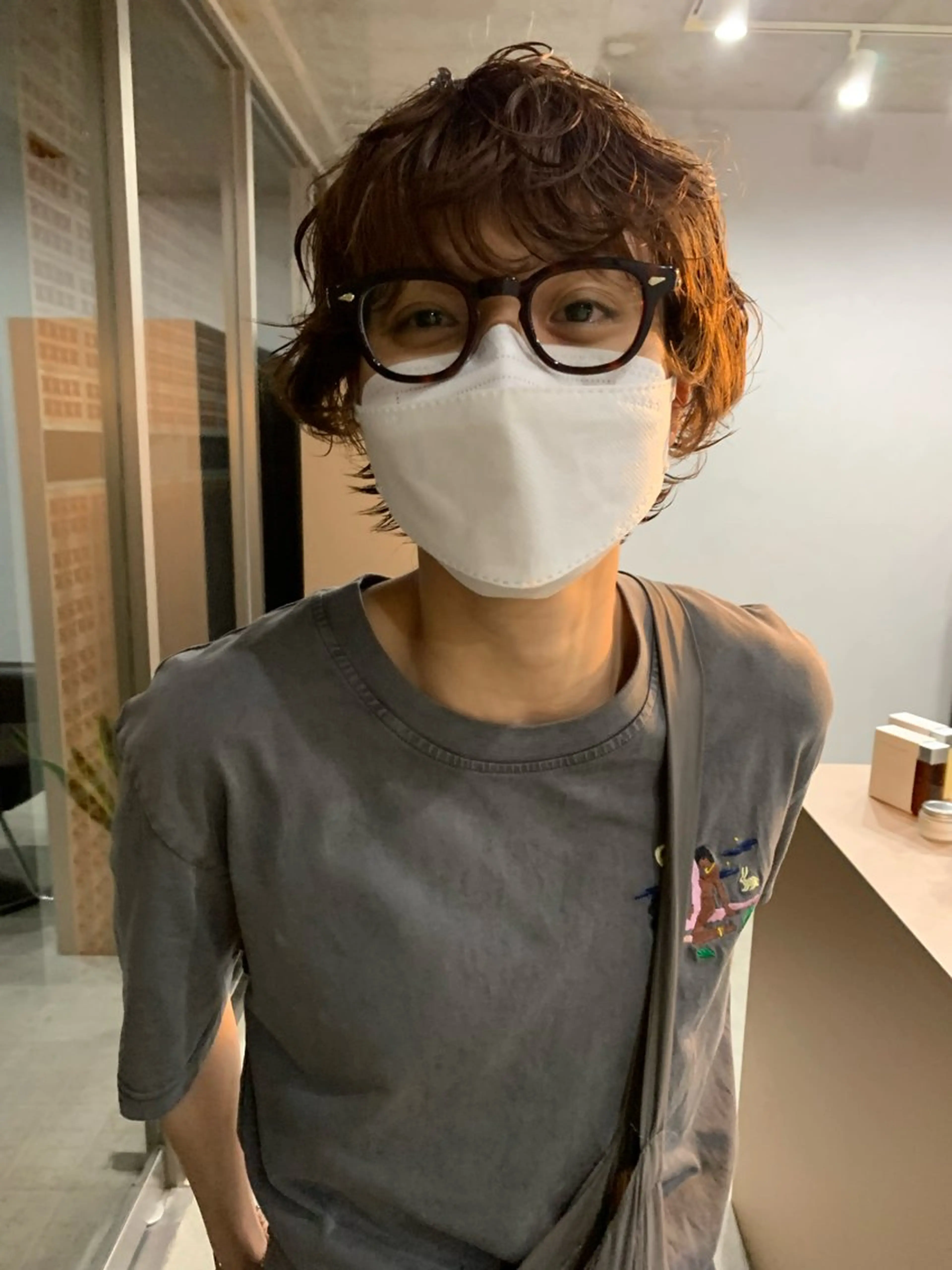 ショート パーマ 曲がる縮毛矯正 センターパートのヘアスタイル