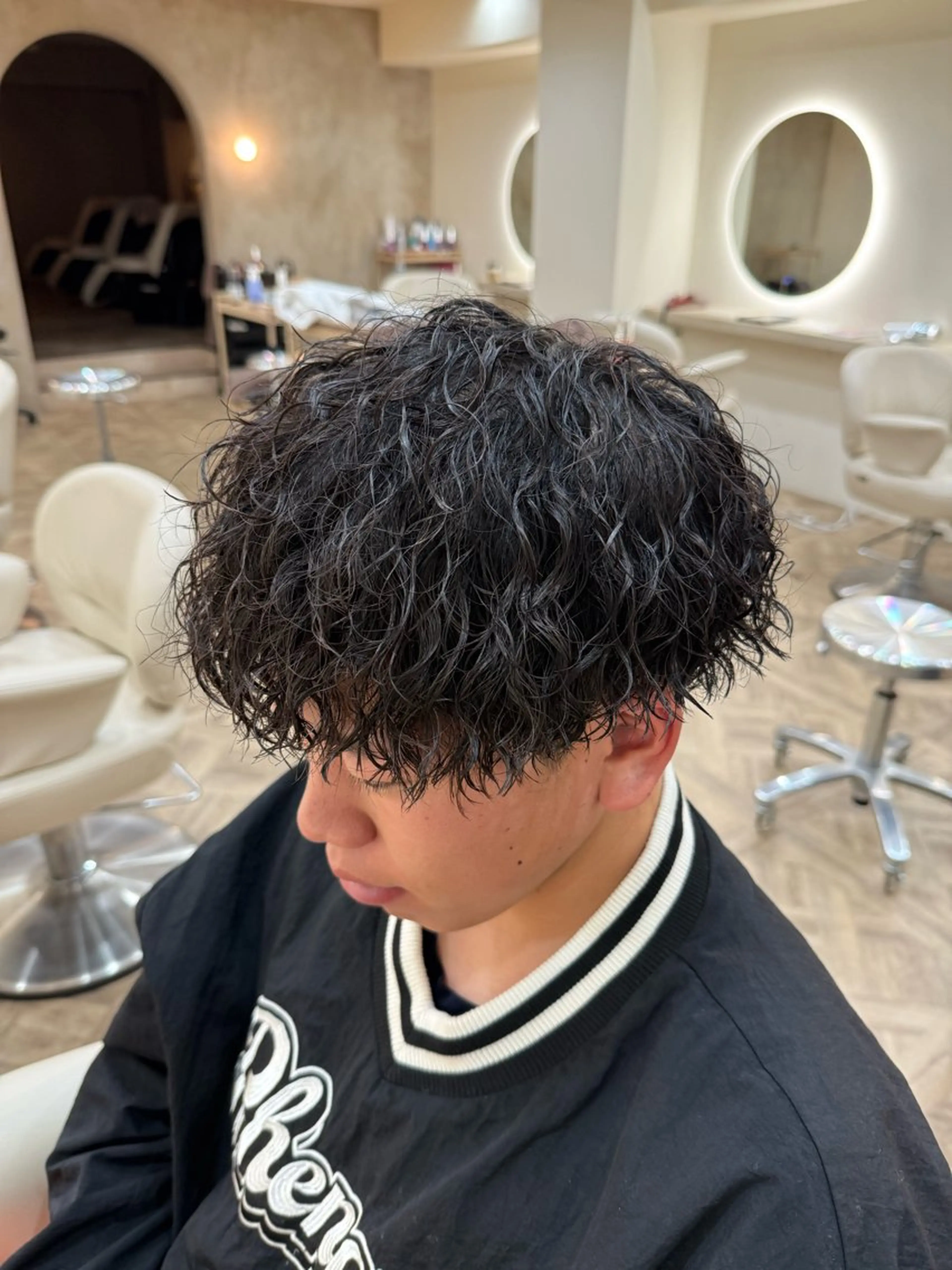 パーマ メンズ MEN‘S HAIR BLEACHi塩釜口所属・市原亮/塩釜口/ ツイスパ/波巻きのヘアスタイル