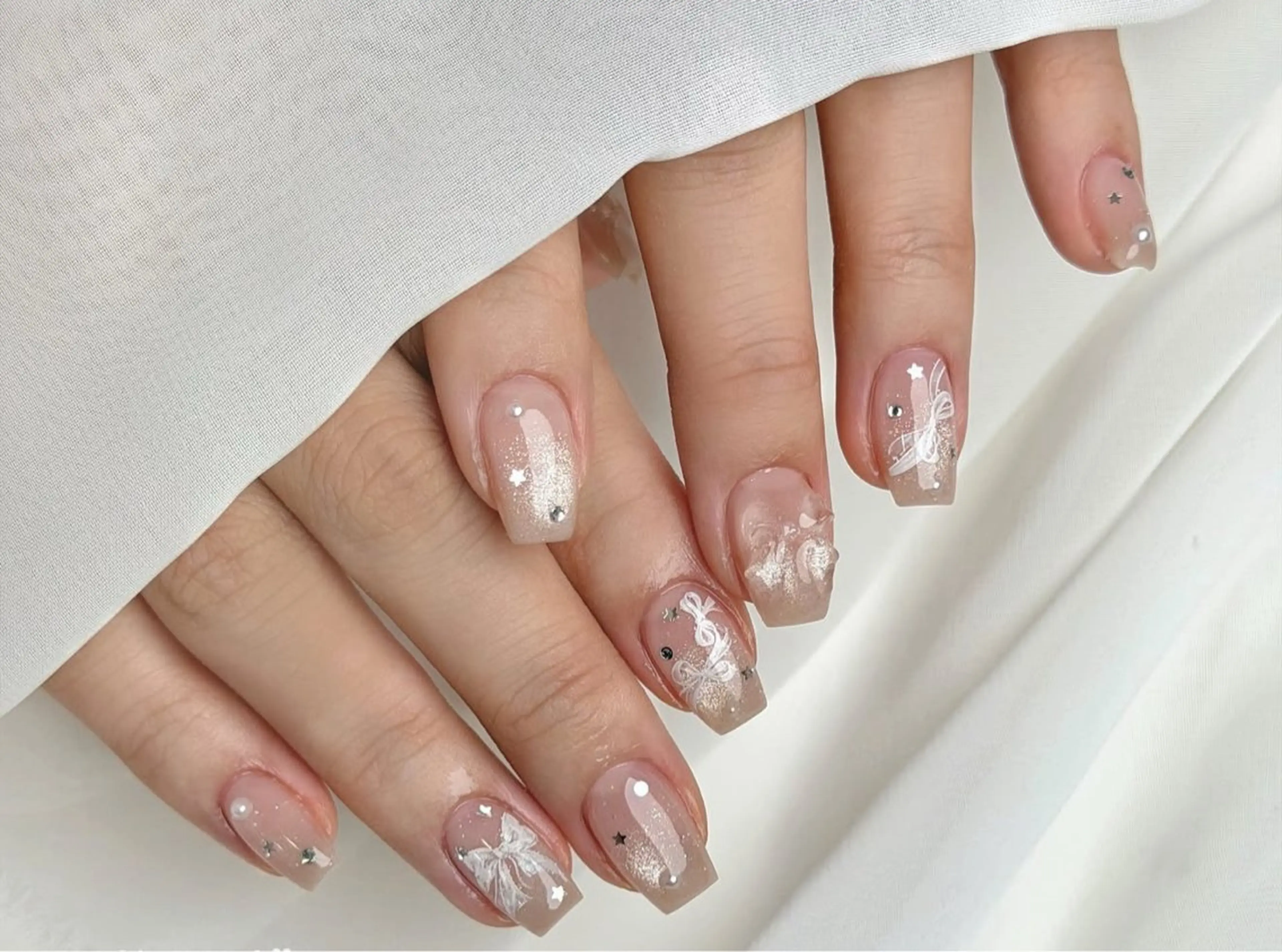 ネイル アニマル柄 オーロラネイル チークネイル フラッシュネイル ジェルネイル Lyna 池袋のネイルデザイン