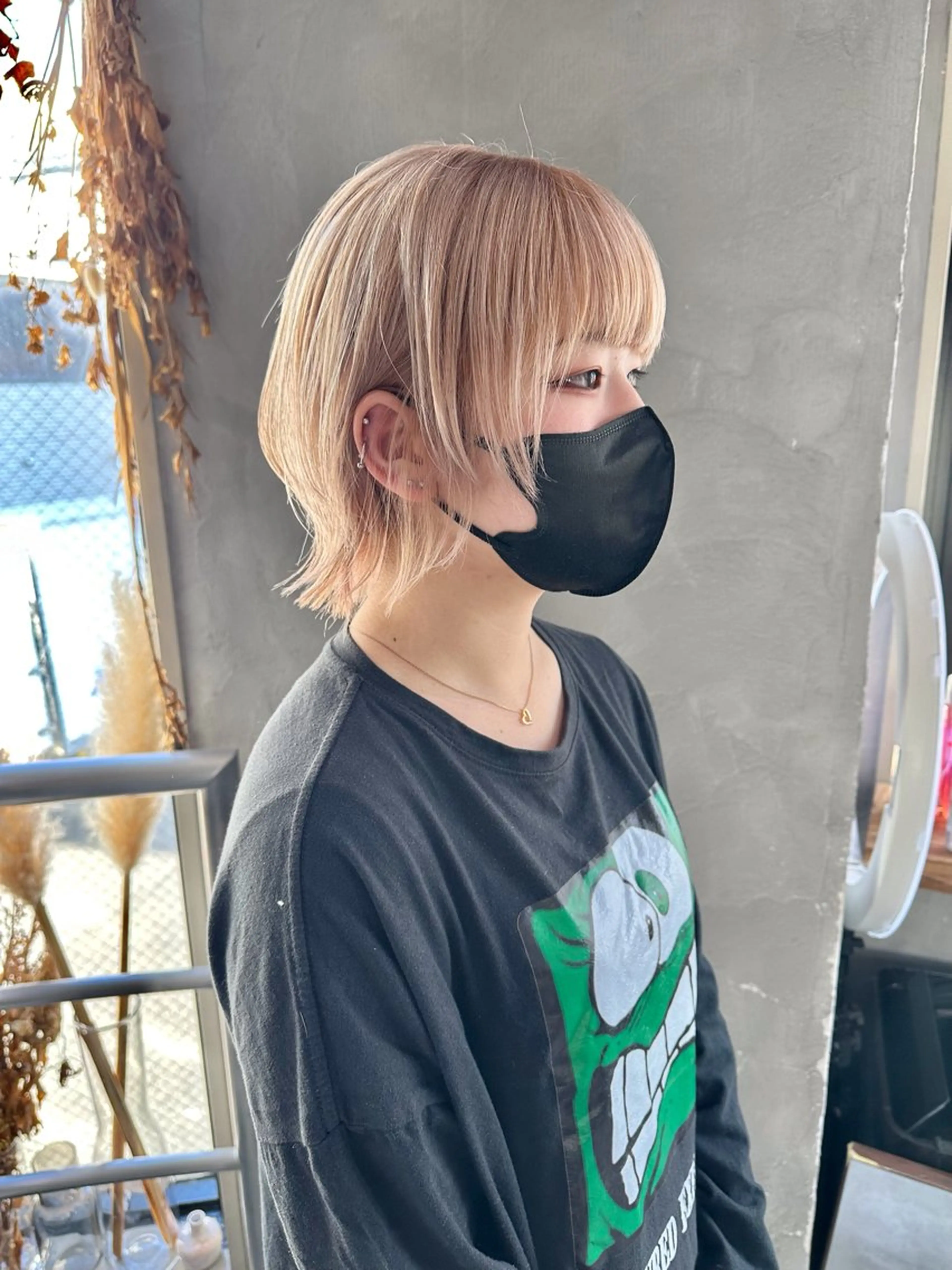 ショート カラー ベージュカラー ハイトーンカラー ミルクティーベージュ ウルフカット ウルフ/レイヤー🪐 MANAのヘアスタイル