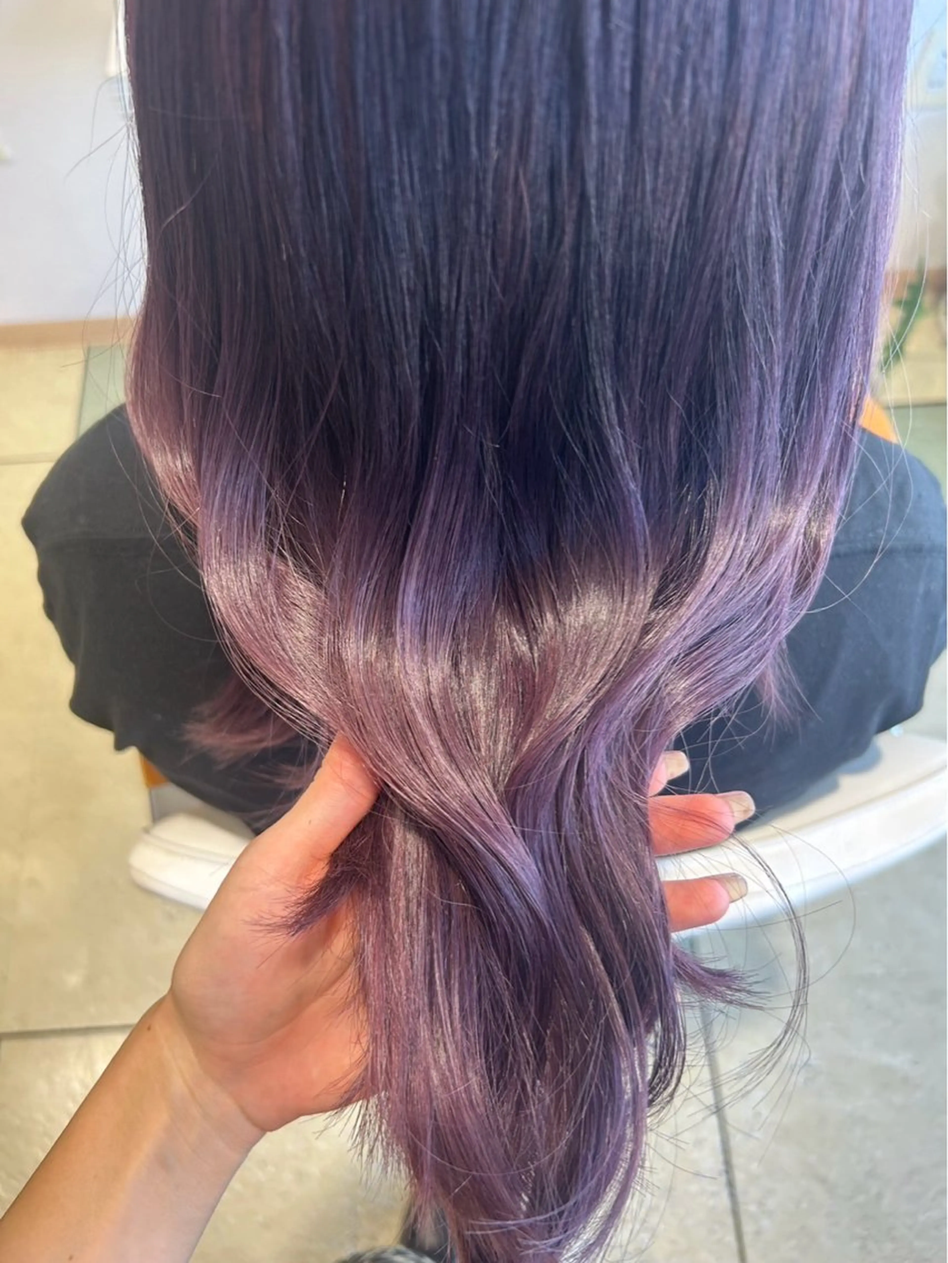 カラー momb 折戸結菜のヘアスタイル