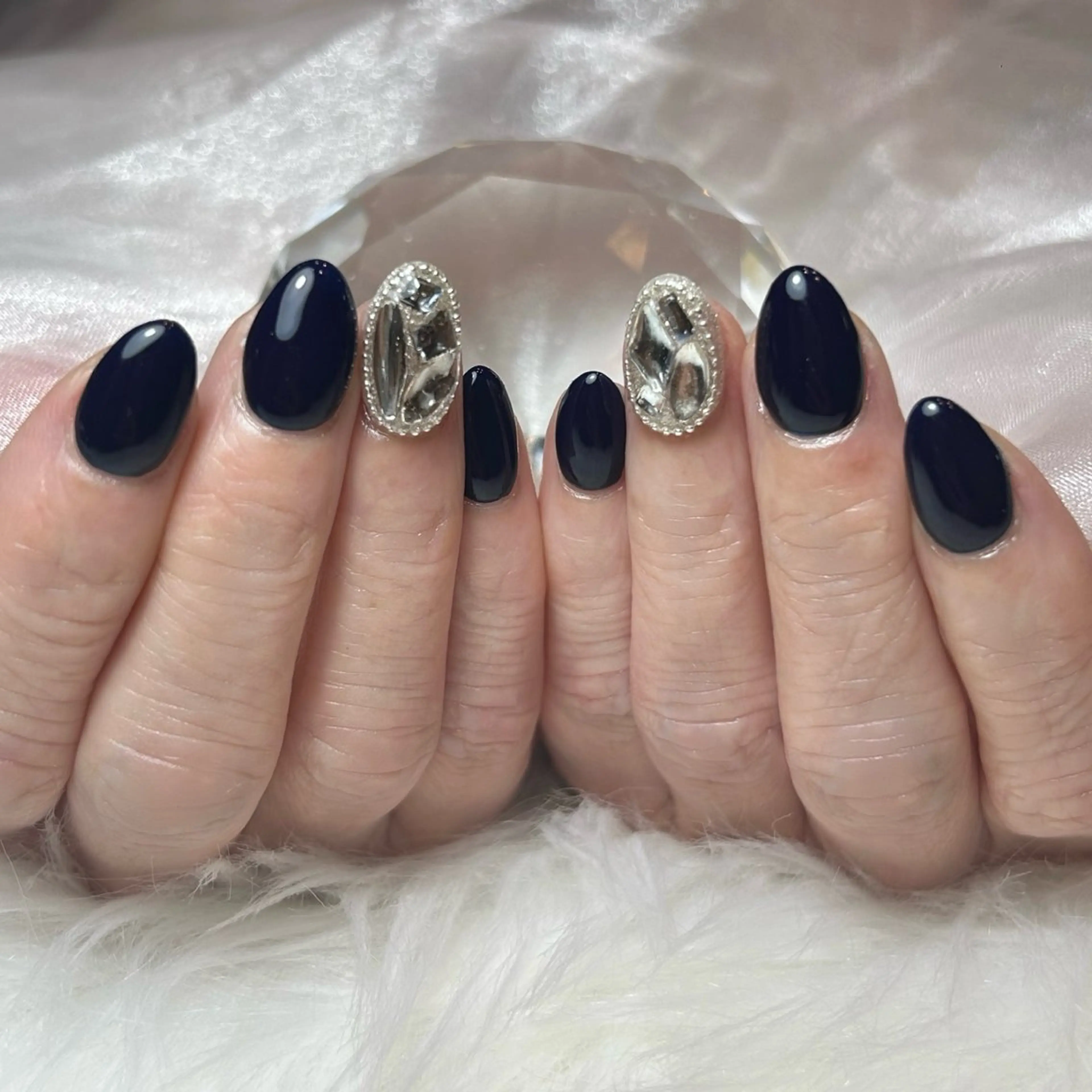 ネイル ネイビー ワンカラーネイル ストーンネイル 寺尾 美咲のネイルデザイン