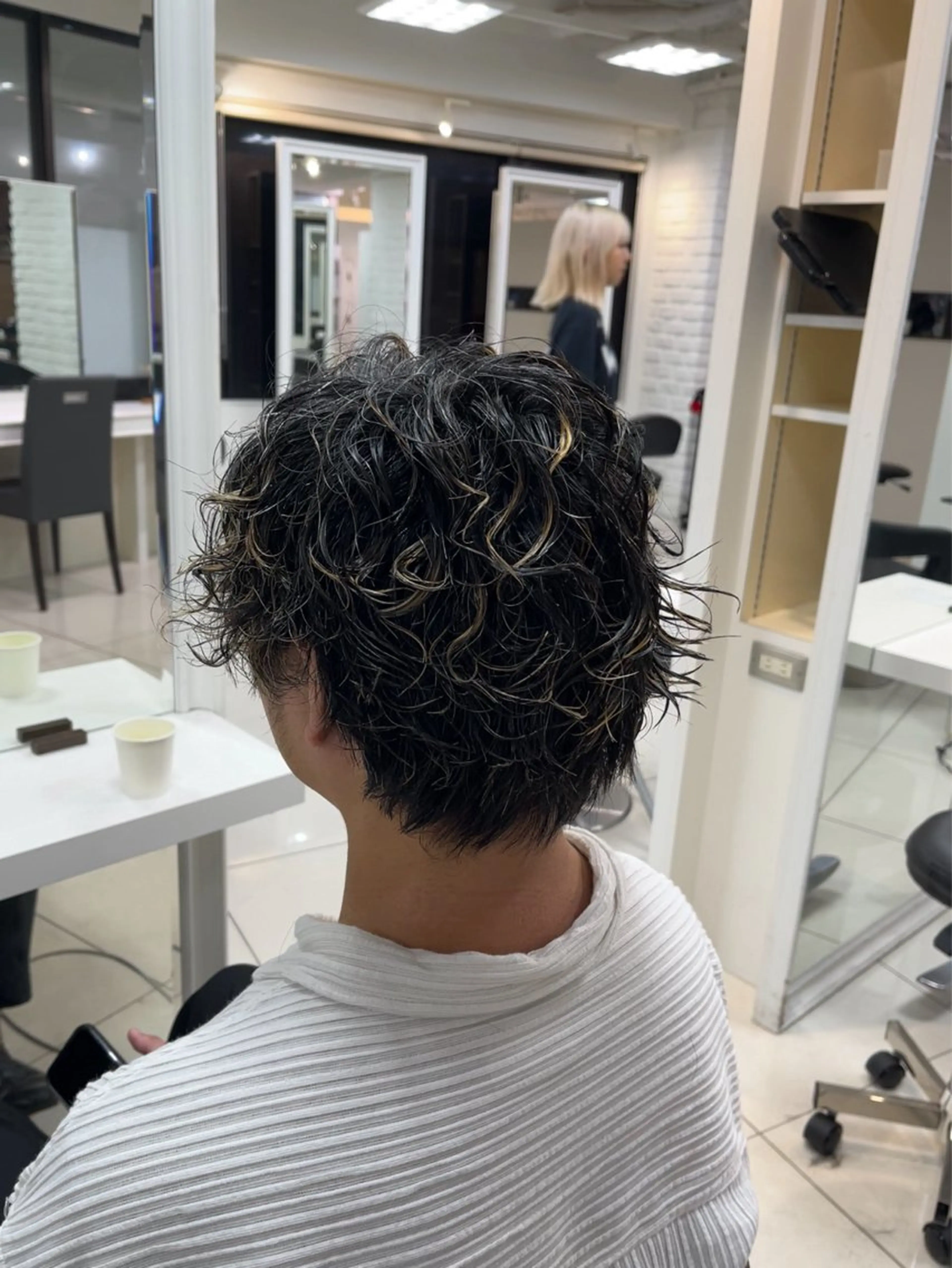 ショート カラー パーマ メンズ 【シャドウパーマ センターパート】義心のヘアスタイル