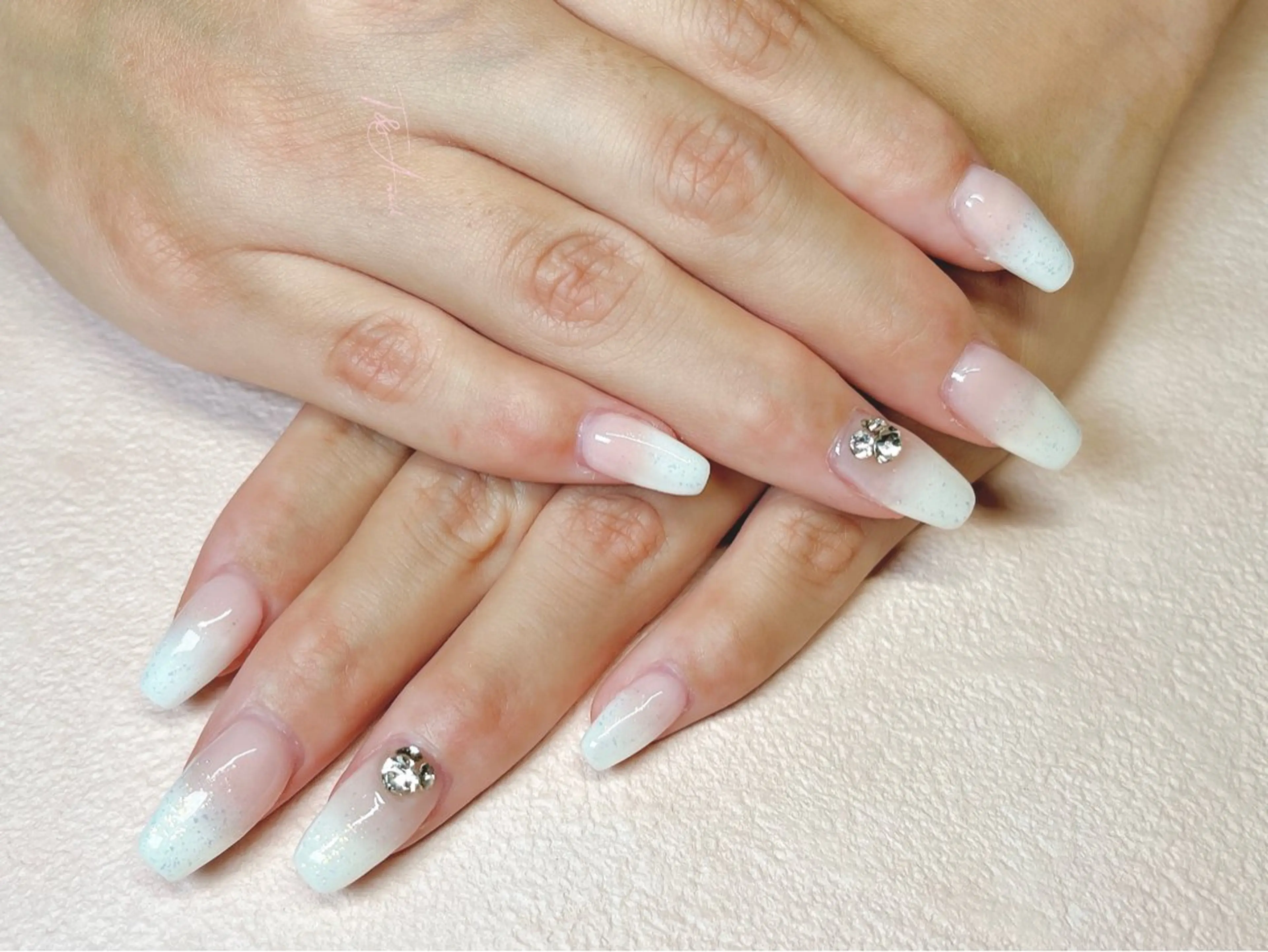 ネイル 長さ出し ジェルネイル グラデーション スカルプネイル ホワイト ハンドネイル T&A nailのネイルデザイン