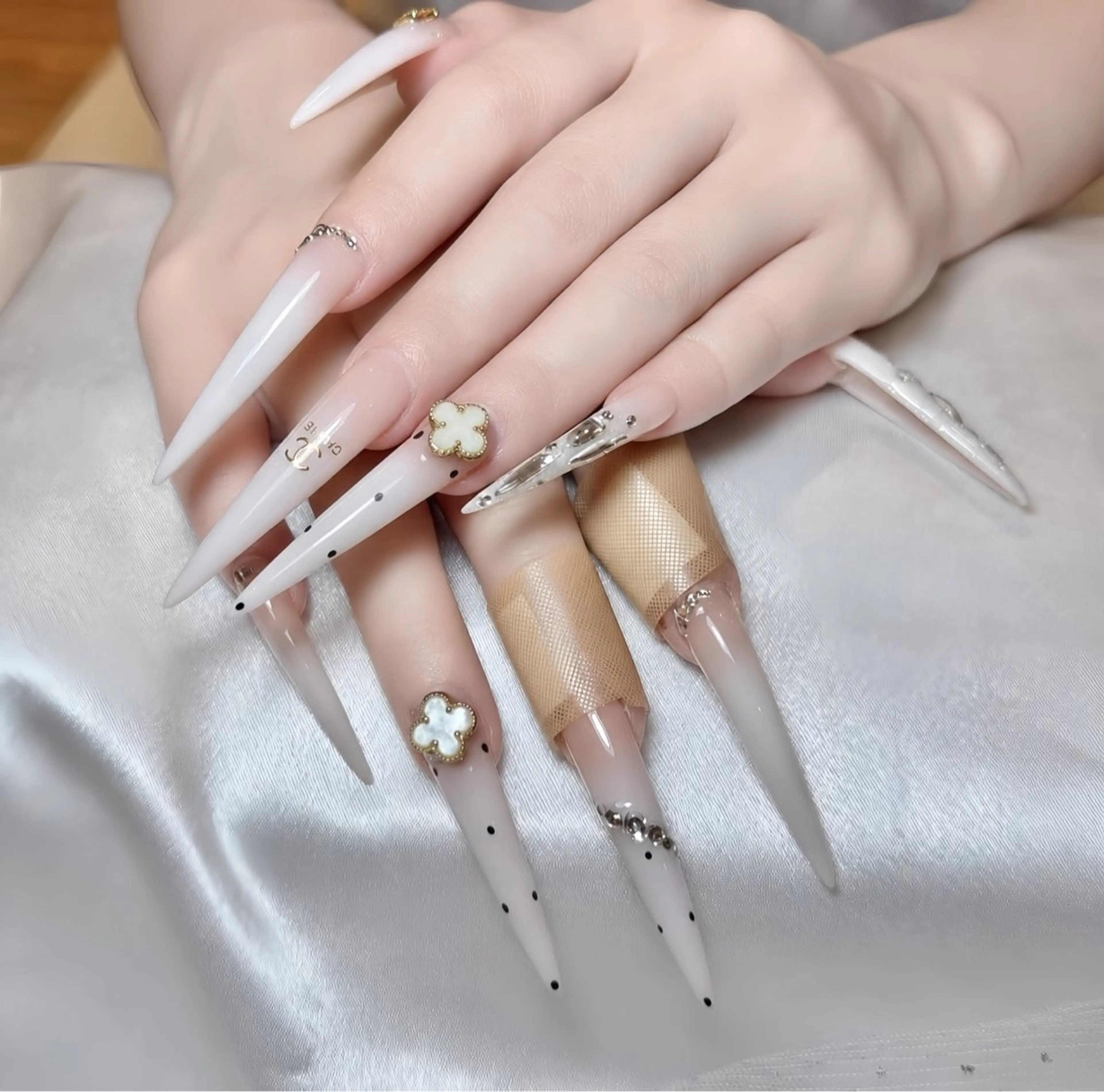 ネイル オーロラネイル チークネイル 桜ネイル クリアネイル ドット ハンドネイル Rin Nail 新大久保店のネイルデザイン