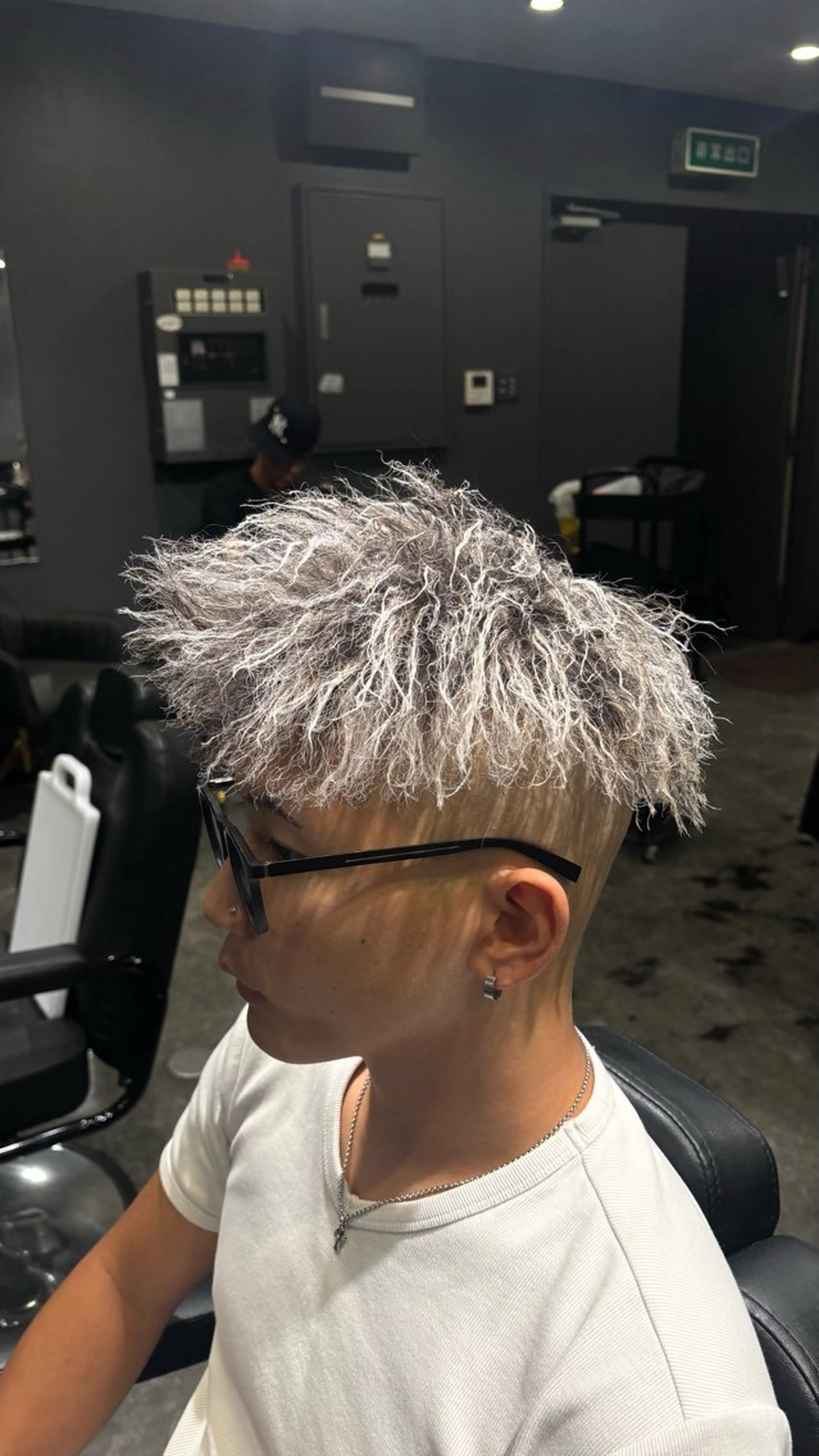 ショート カラー パーマ カット ヘアカラー パーマ WINDbyCIEL TWISTメンズパーマ特化/ホワイトメッシュ【ウィンドバイシエルツイスト】所属・メンズ超特化型美容師 田島翼のヘアスタイル