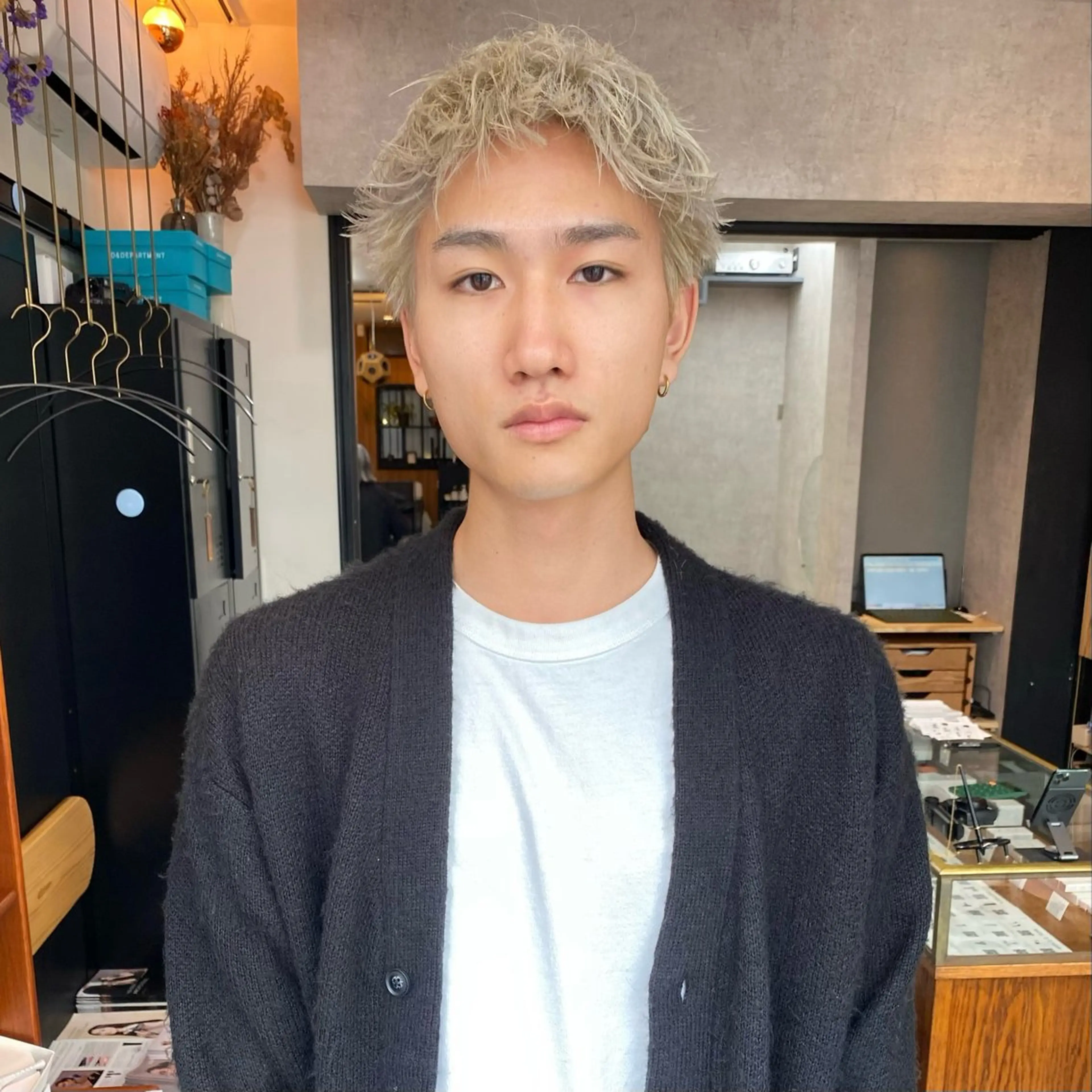 ショート カラー メンズ メンズハイトーン ハイトーンカラー ショートヘア ダウンパーマ 【sity.ザイク】のヘアスタイル