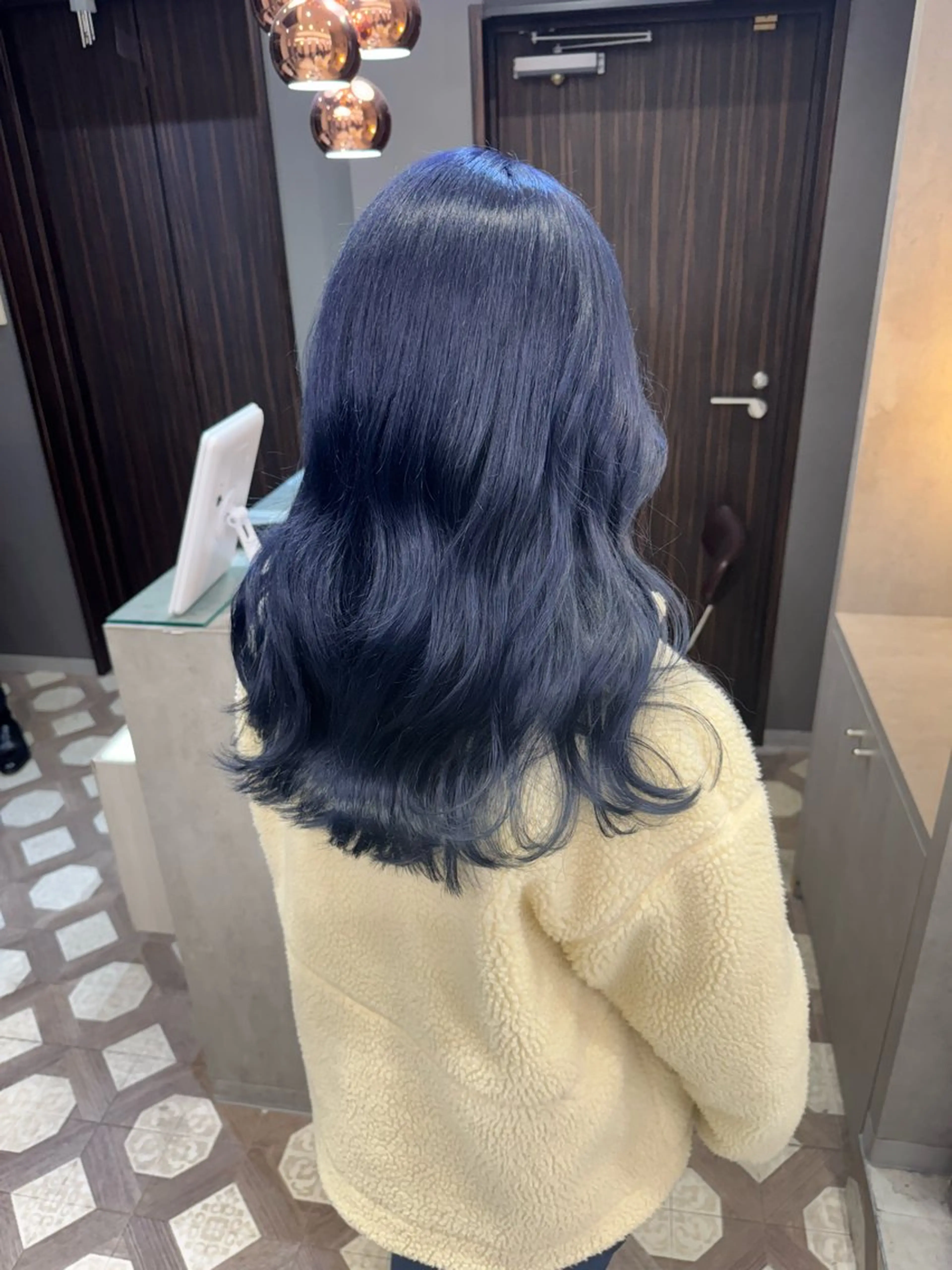 ミディアム 赤みなしオリーブ ハイトーン×レイヤーのヘアスタイル