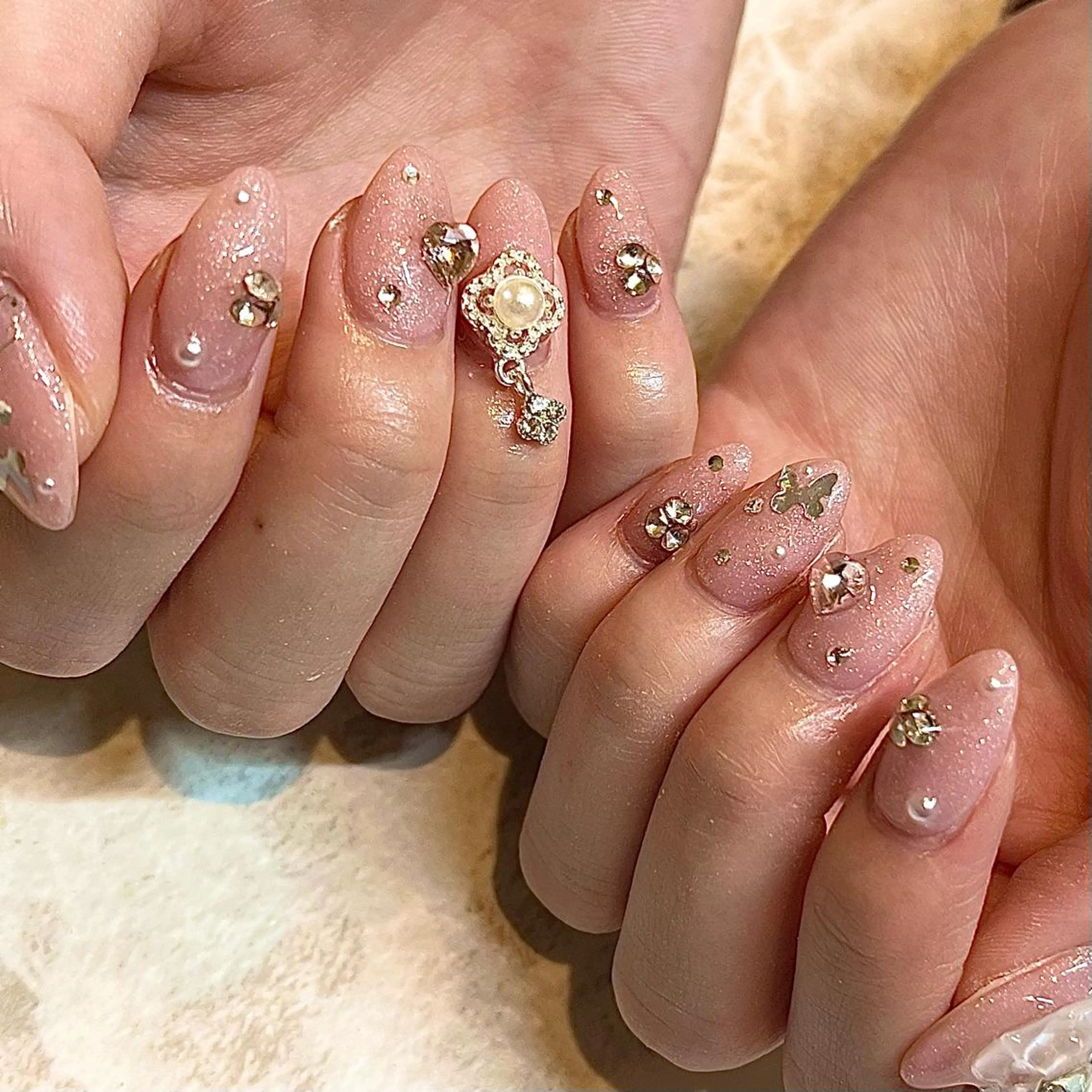 ミディアム ネイル キラキラネイル ピンク H🌺 NAILのネイルデザイン