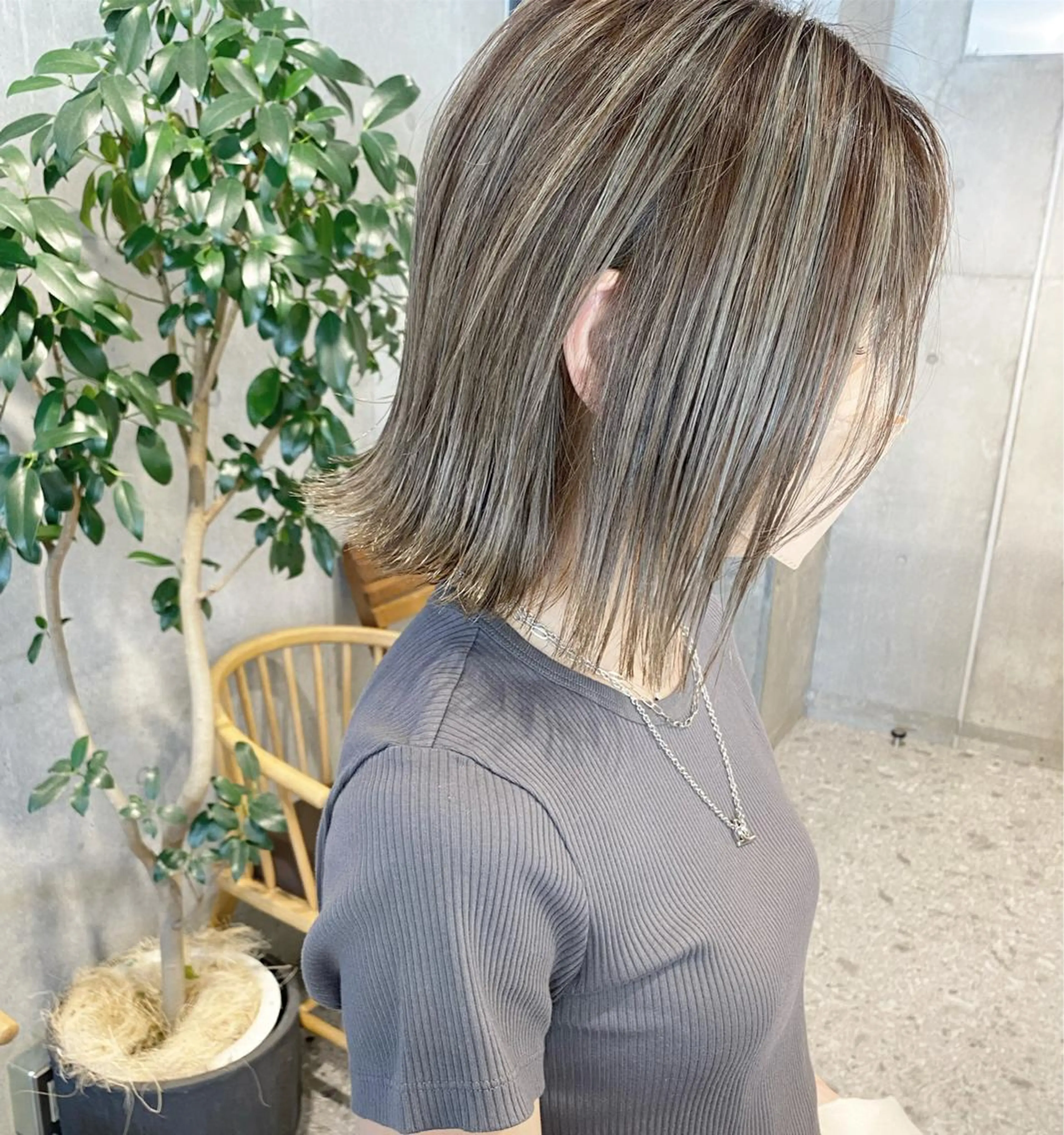 ミディアム カラー グレージュ オリーブグレージュ オリーブグレー ヘアカラー トリートメント ブリーチカラーレイヤ ーカット🦋annaのヘアスタイル