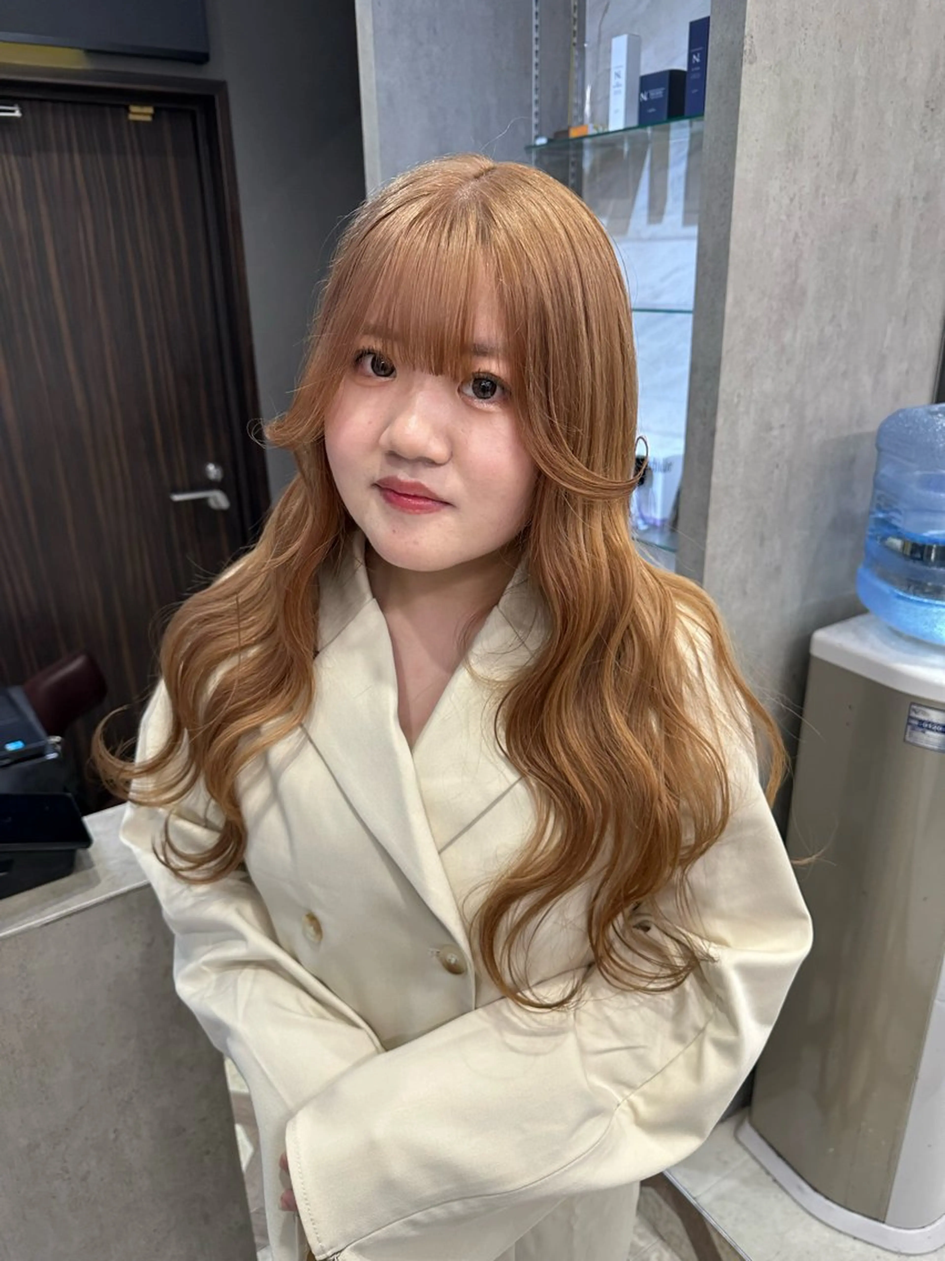 ロング カラー ベージュカラー カシス ハイトーンカラー ミルクティーベージュ ロング ヘアカラー トリートメント AYAKASA 暖色カラー/レイヤーのヘアスタイル