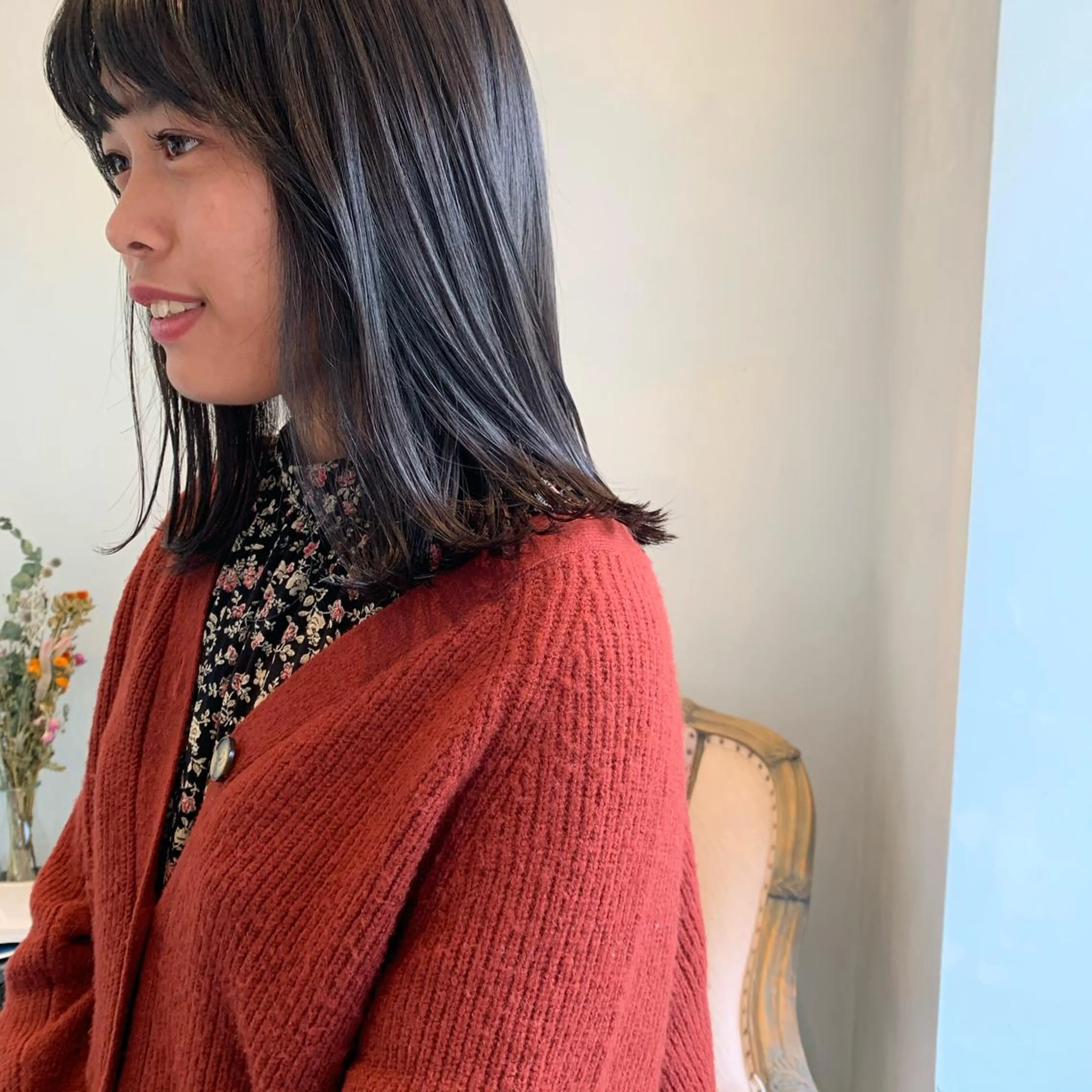 セミロング SAKINO． ベージュカラーのヘアスタイル