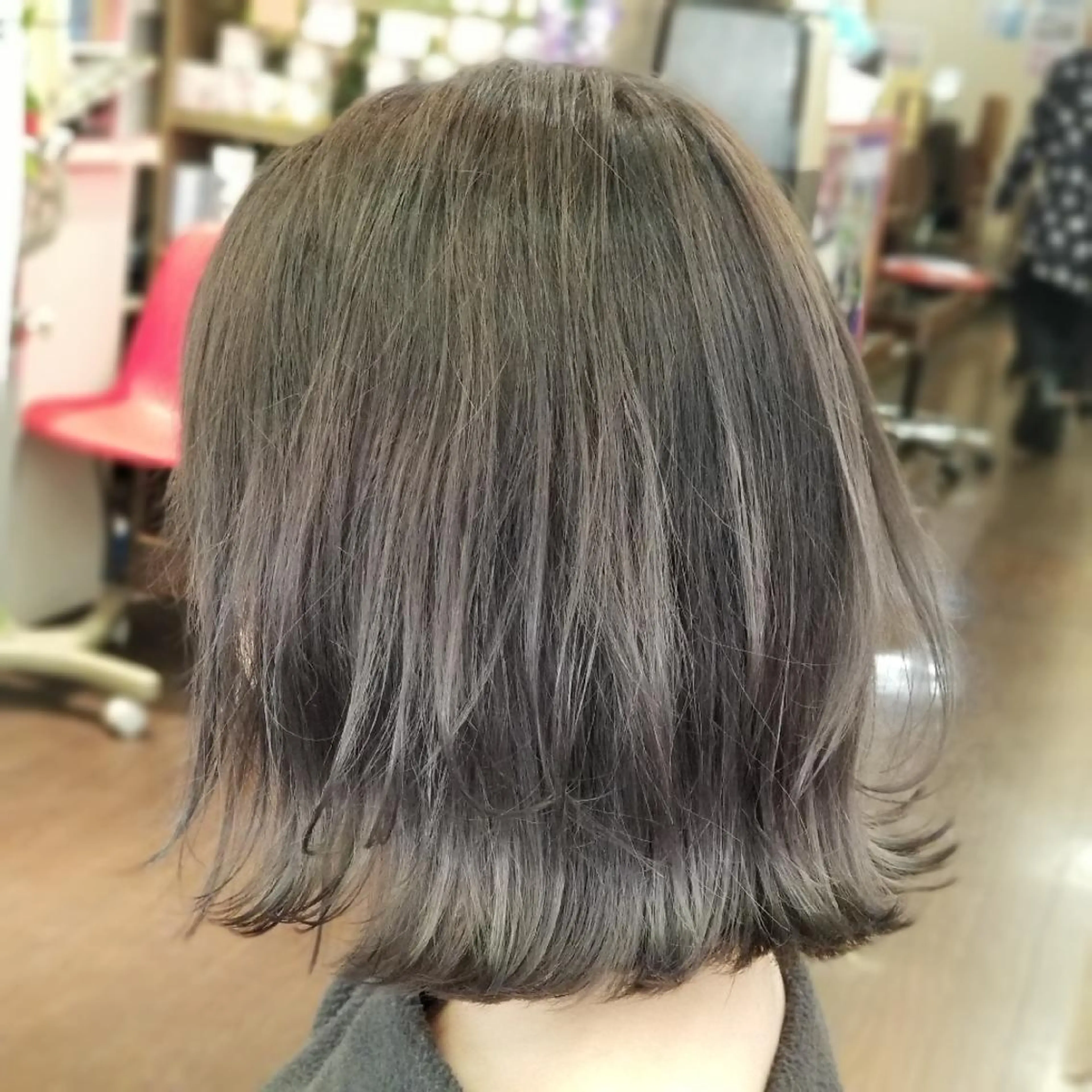 ミディアム カラー ブリーチ グラデーションカラー グレージュ レイヤーカット 外ハネヘア カット ヘアカラー 植田 /エクステ /ブリーチ/髪質改善のヘアスタイル