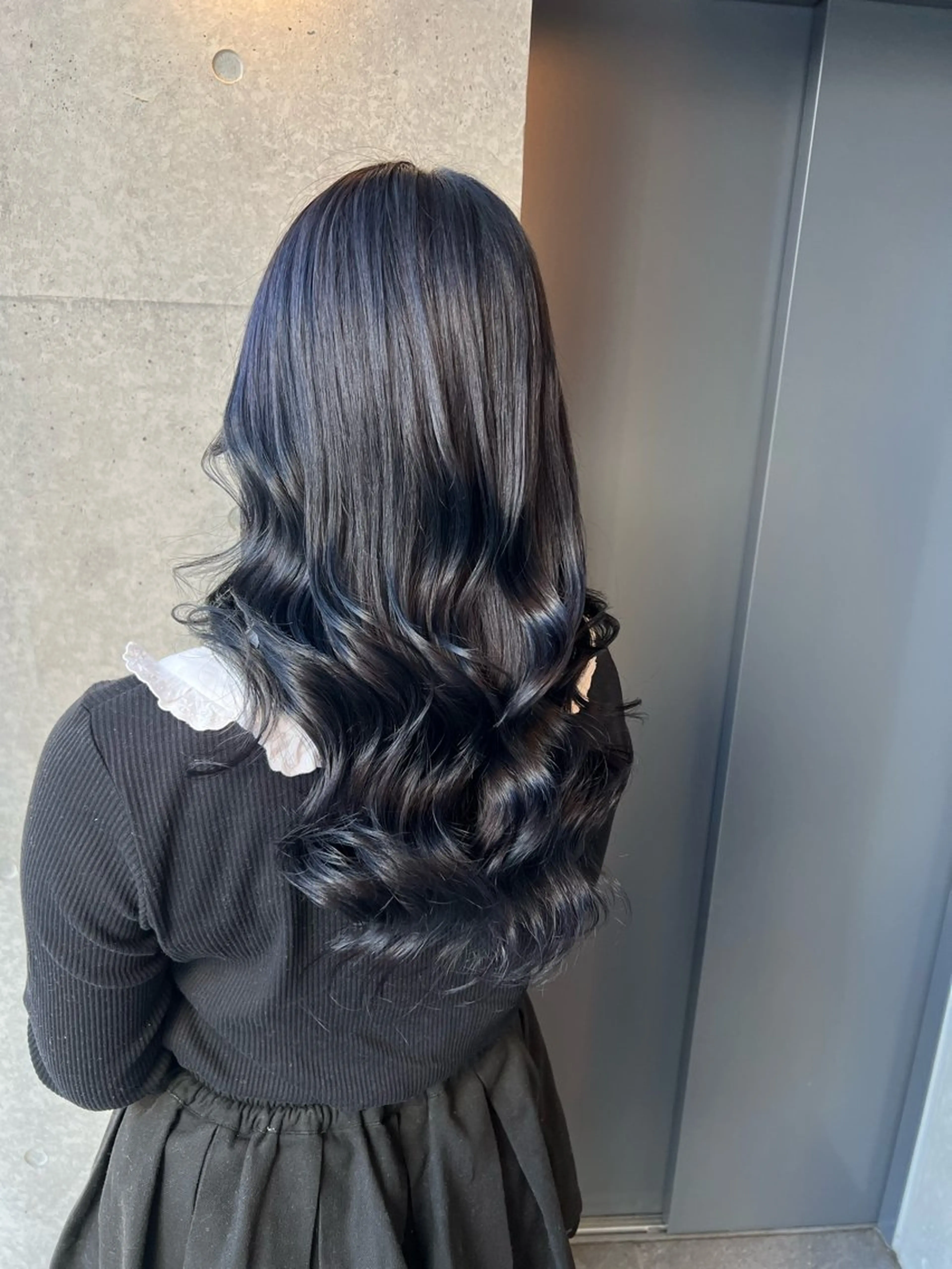 セミロング カラー 黒髪 ブリーチ ブルーカラー ブルーブラック ハイトーンカラー ヘアカラー トリートメント 吉野 瑳桜のヘアスタイル